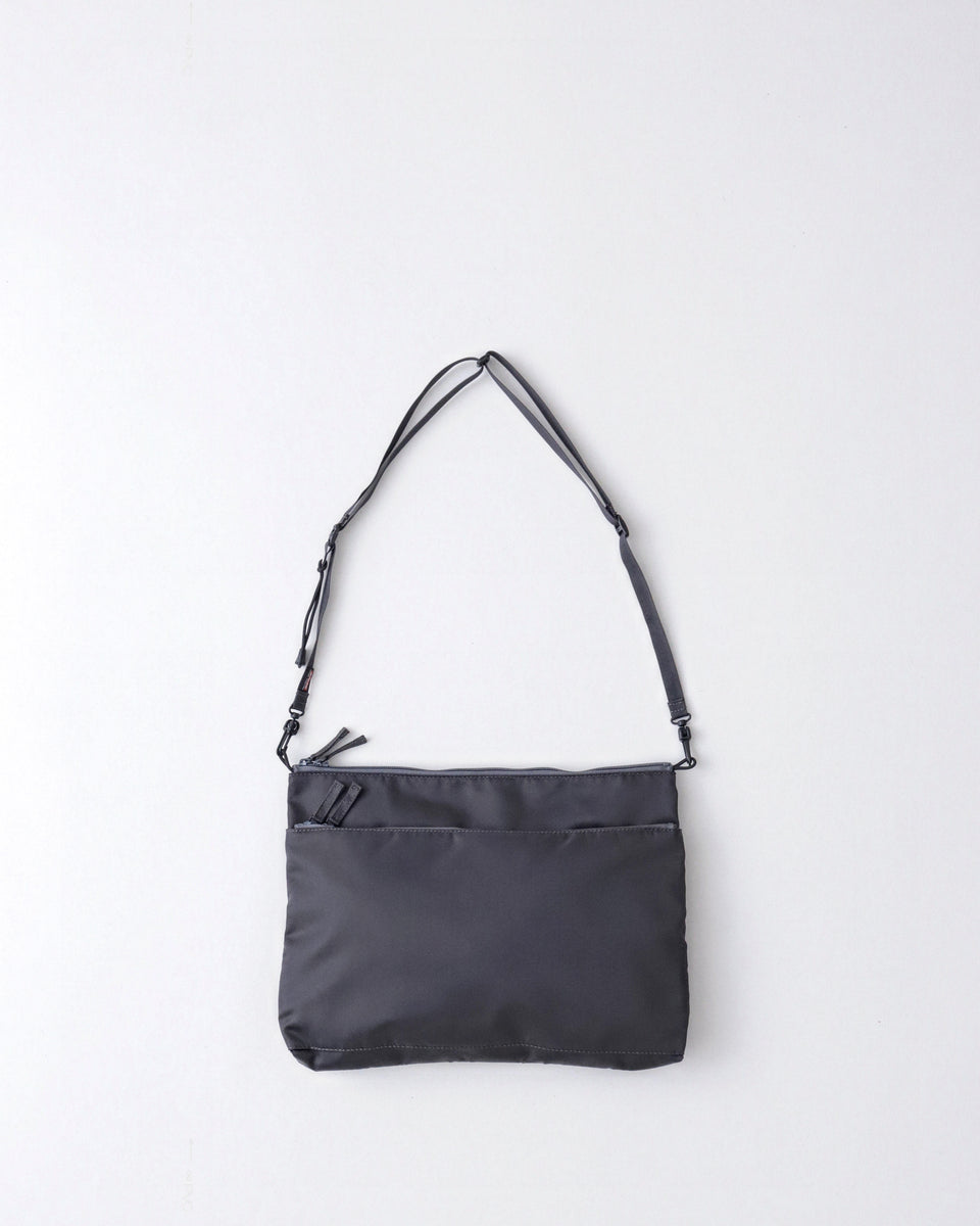Graphpaper Nylon Twill Sacoche_Large 日本製 Nylon Twill Sacoche_Large / D.GRAY | Graphpaper (MEN)(グラフ
