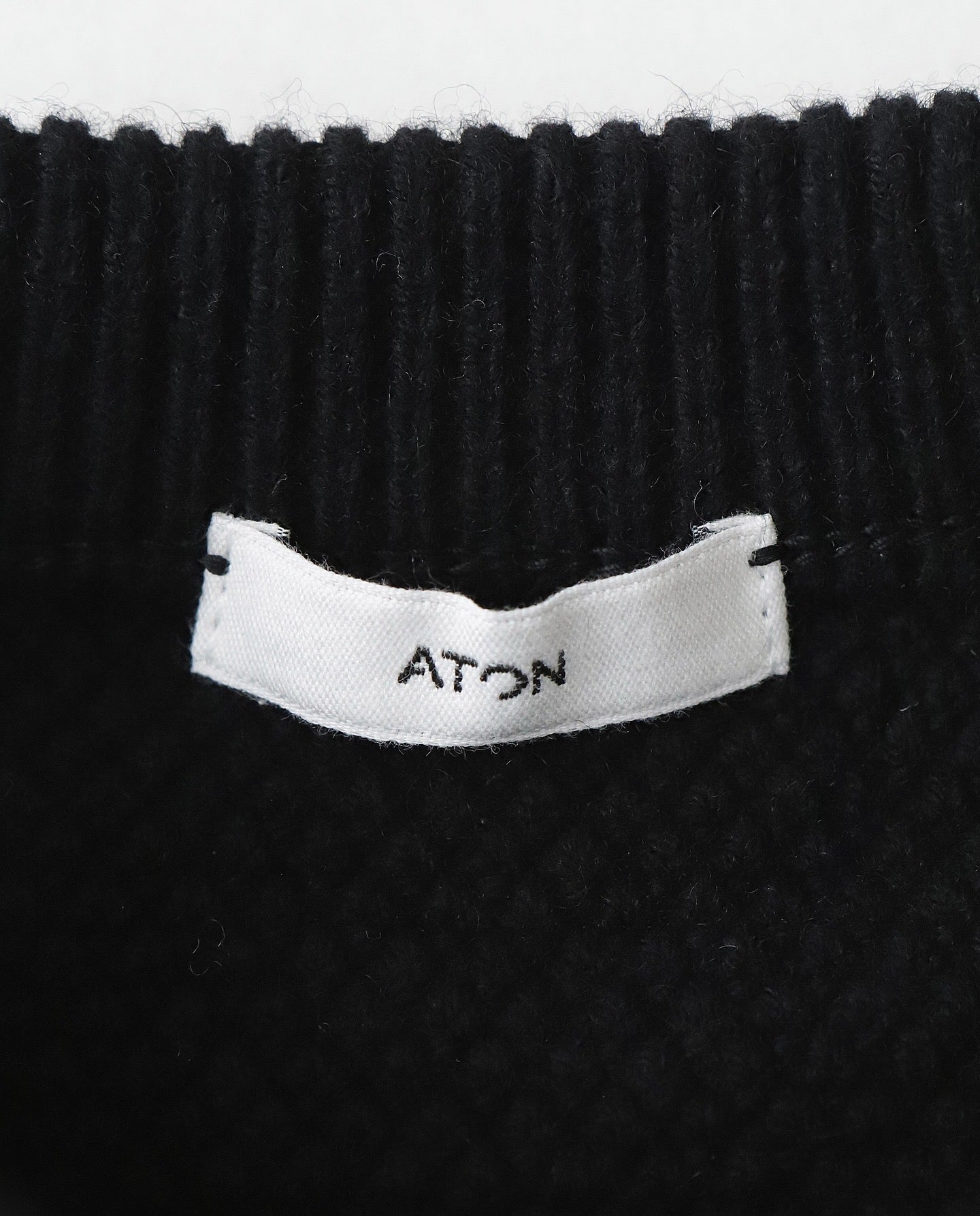 LAMBS WOOL CREWNECK SWEATER
