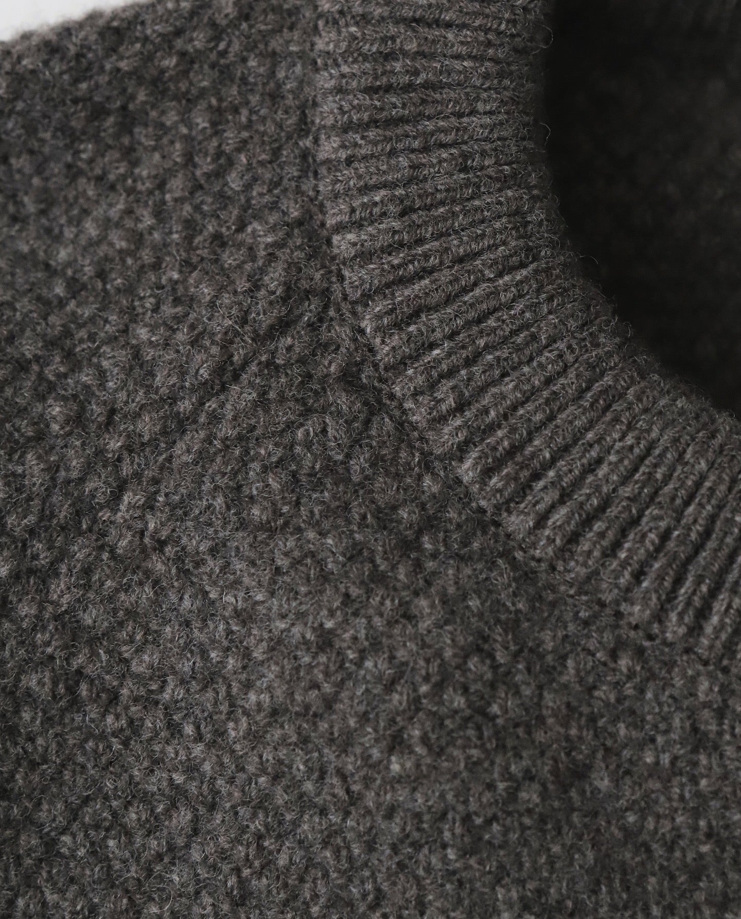 LAMBS WOOL CREWNECK SWEATER