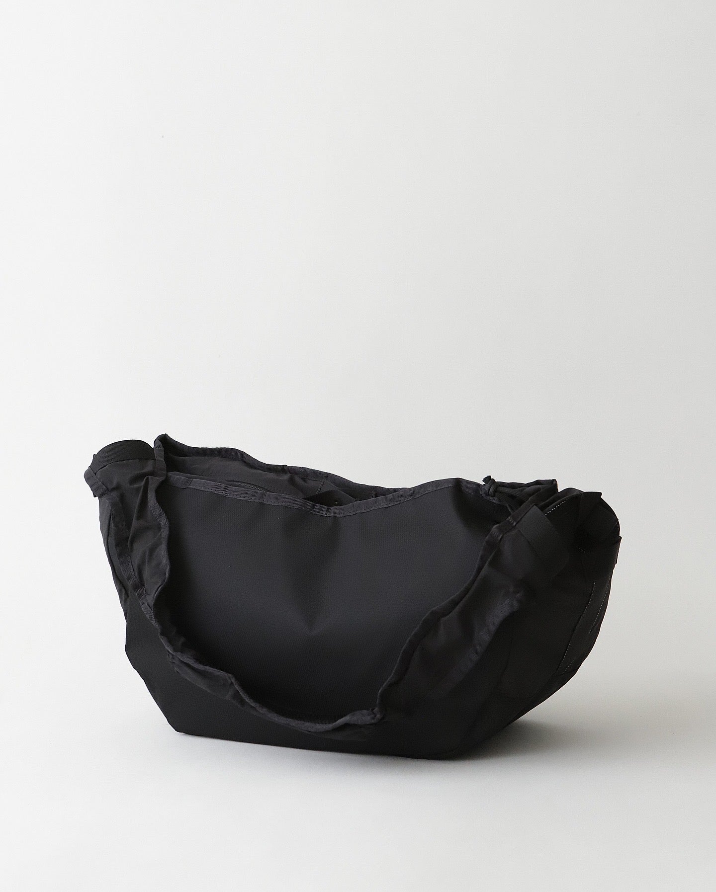 BRIEFINGS SLING BAG｜ESTER CORDURA DIA RIP × SUEDE NYLON ESTER
