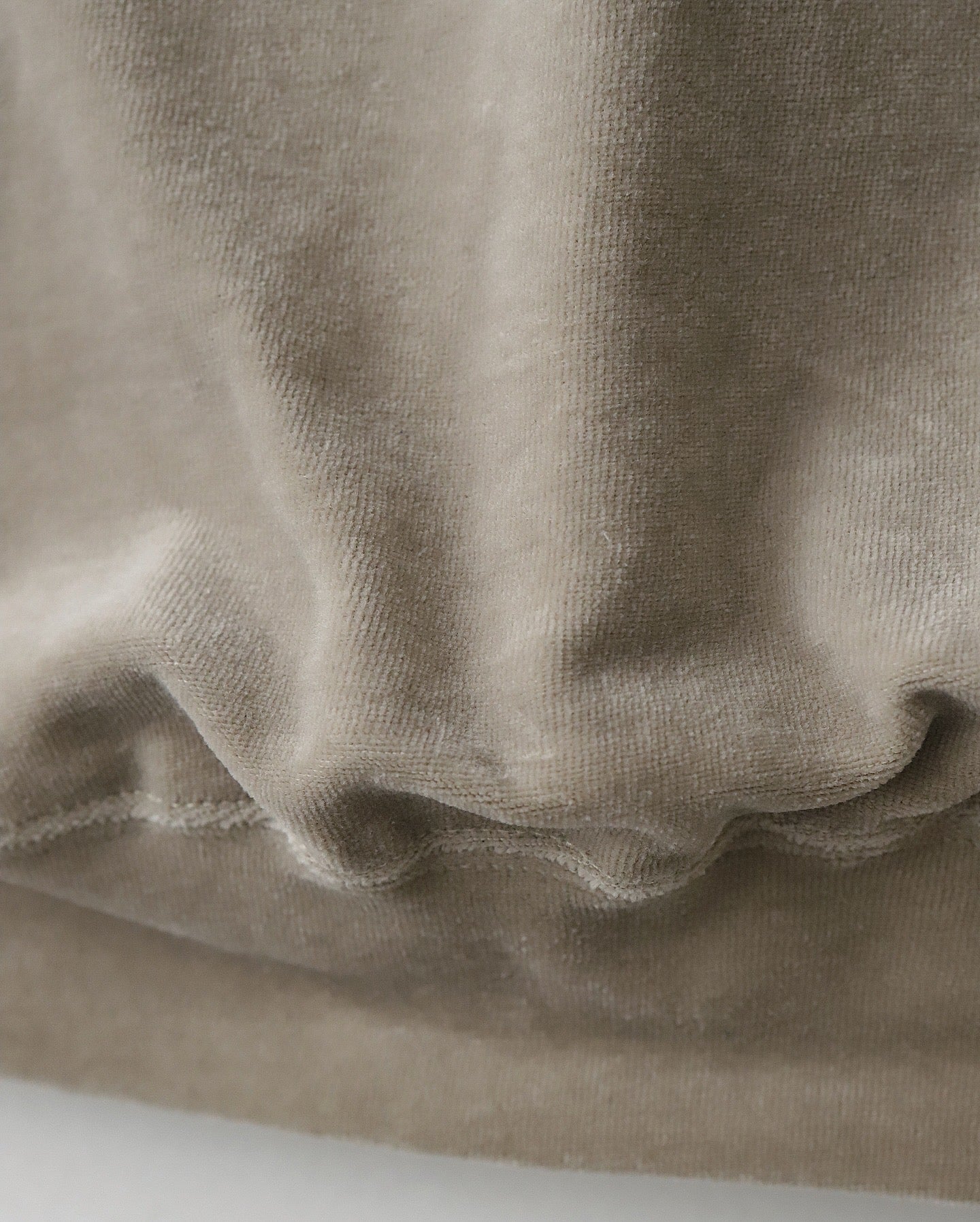 COMPACT VELOUR MOCK NECK