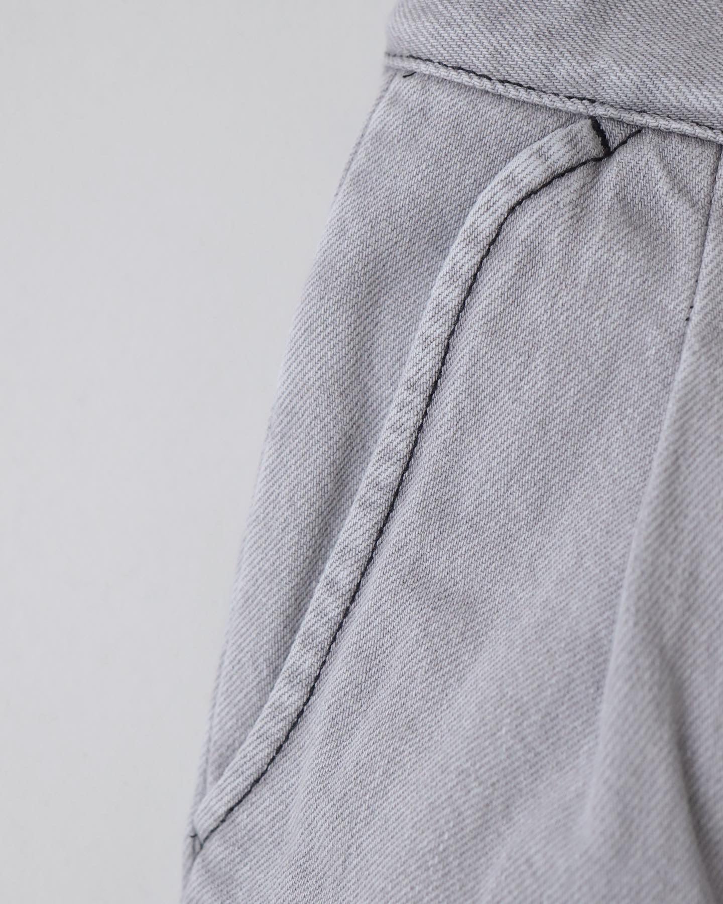 FARAH｜THREE-TUCK WIDE SHORTS / DENIM