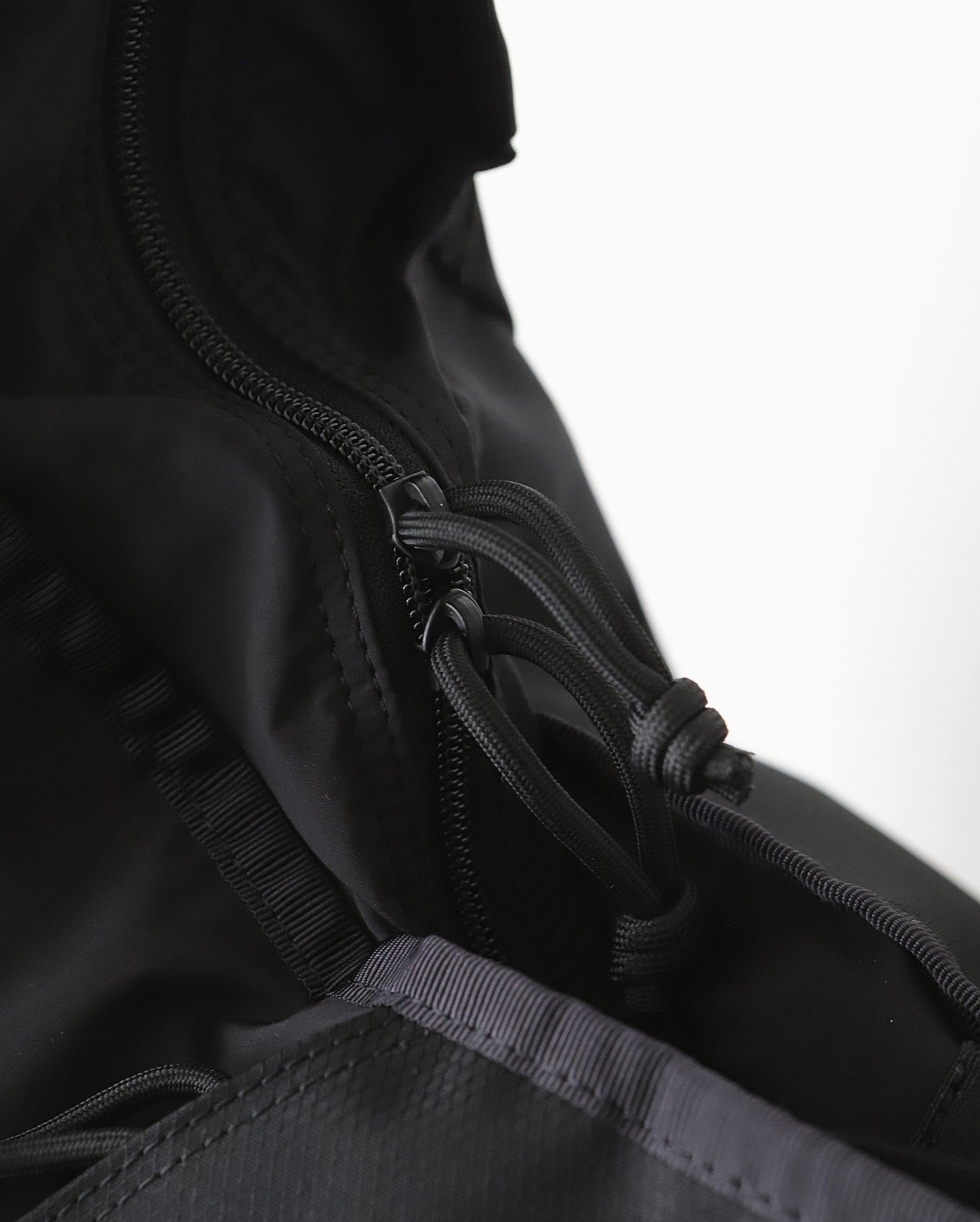BRIEFINGS SLING BAG｜ESTER CORDURA DIA RIP × SUEDE NYLON ESTER