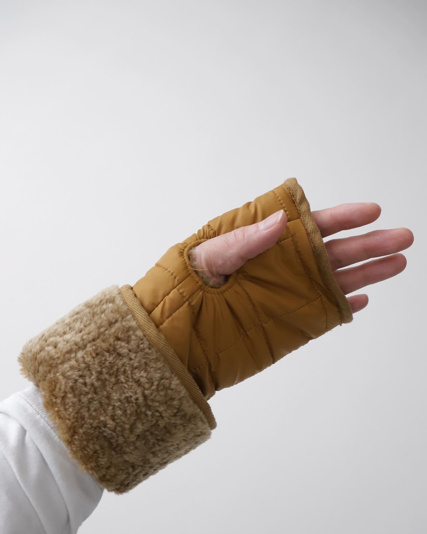 BOA QUILT HAND WARMER CAMEL REVERSIBLE