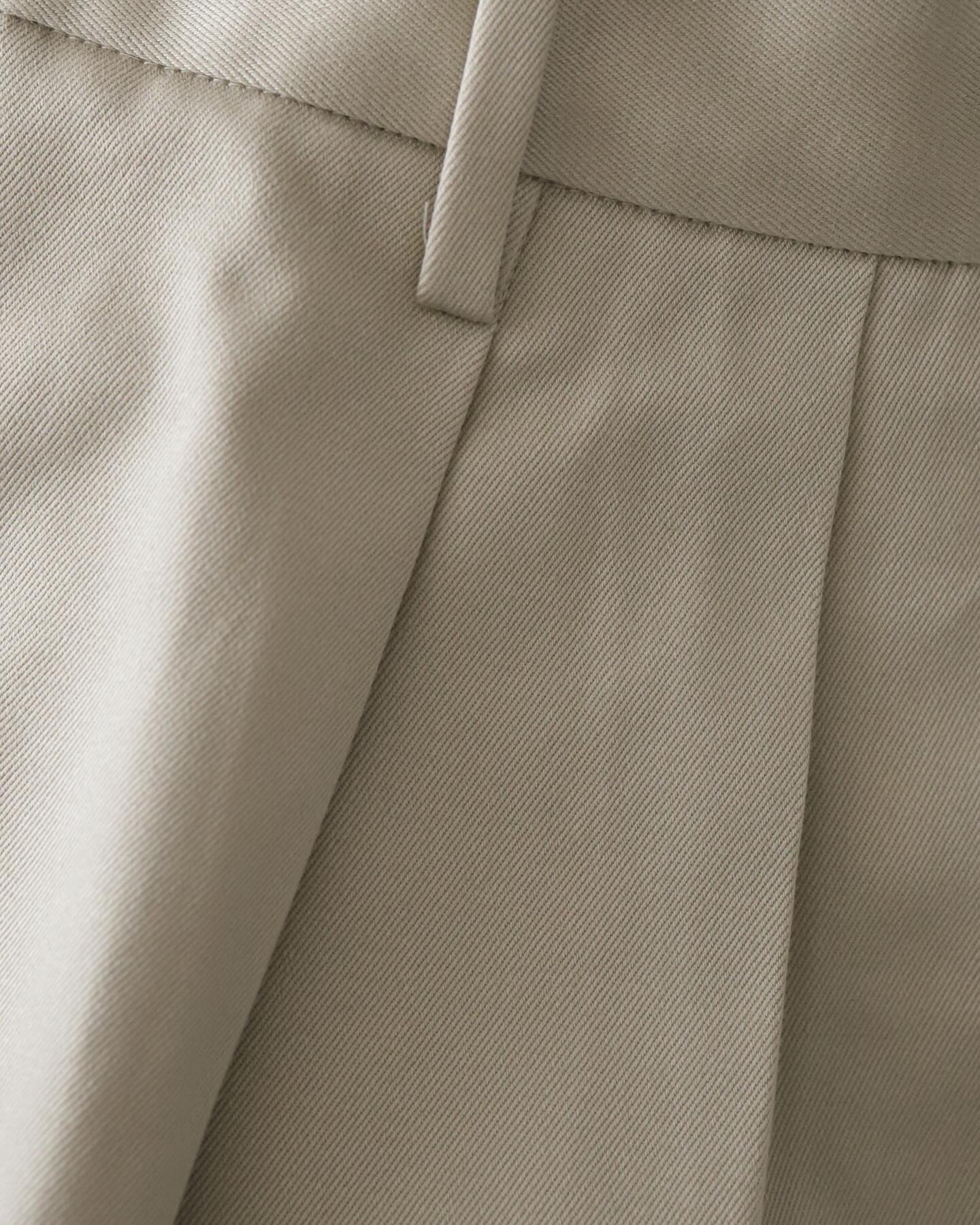 DOUBLE PLEATED CHINO TROUSERS