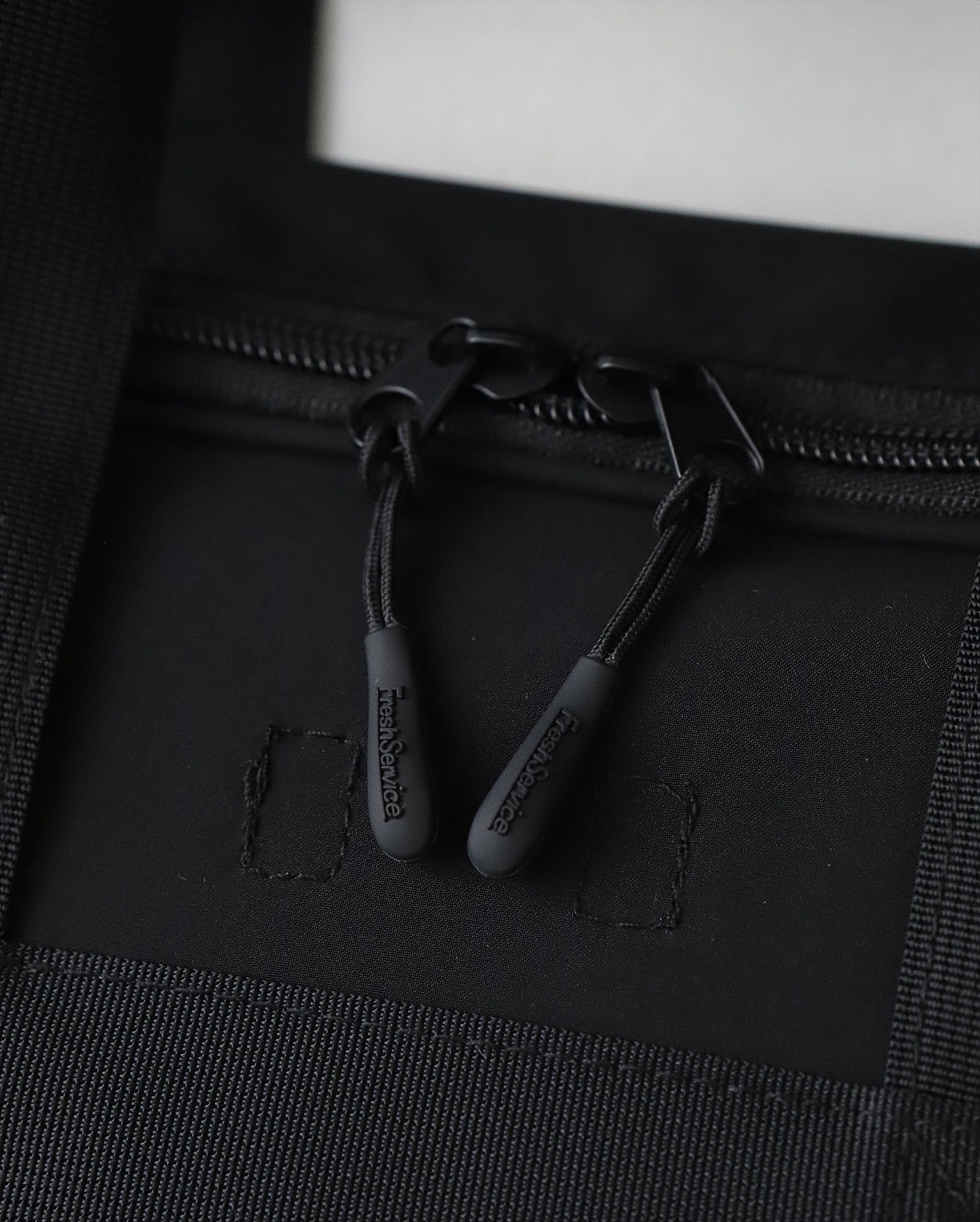 MULTI POCKET GARMENT BAG