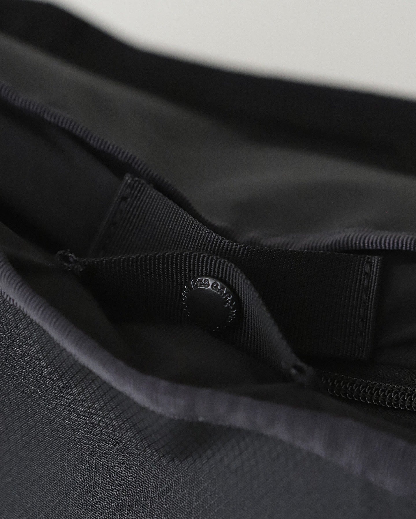 BRIEFINGS SLING BAG｜ESTER CORDURA DIA RIP × SUEDE NYLON ESTER
