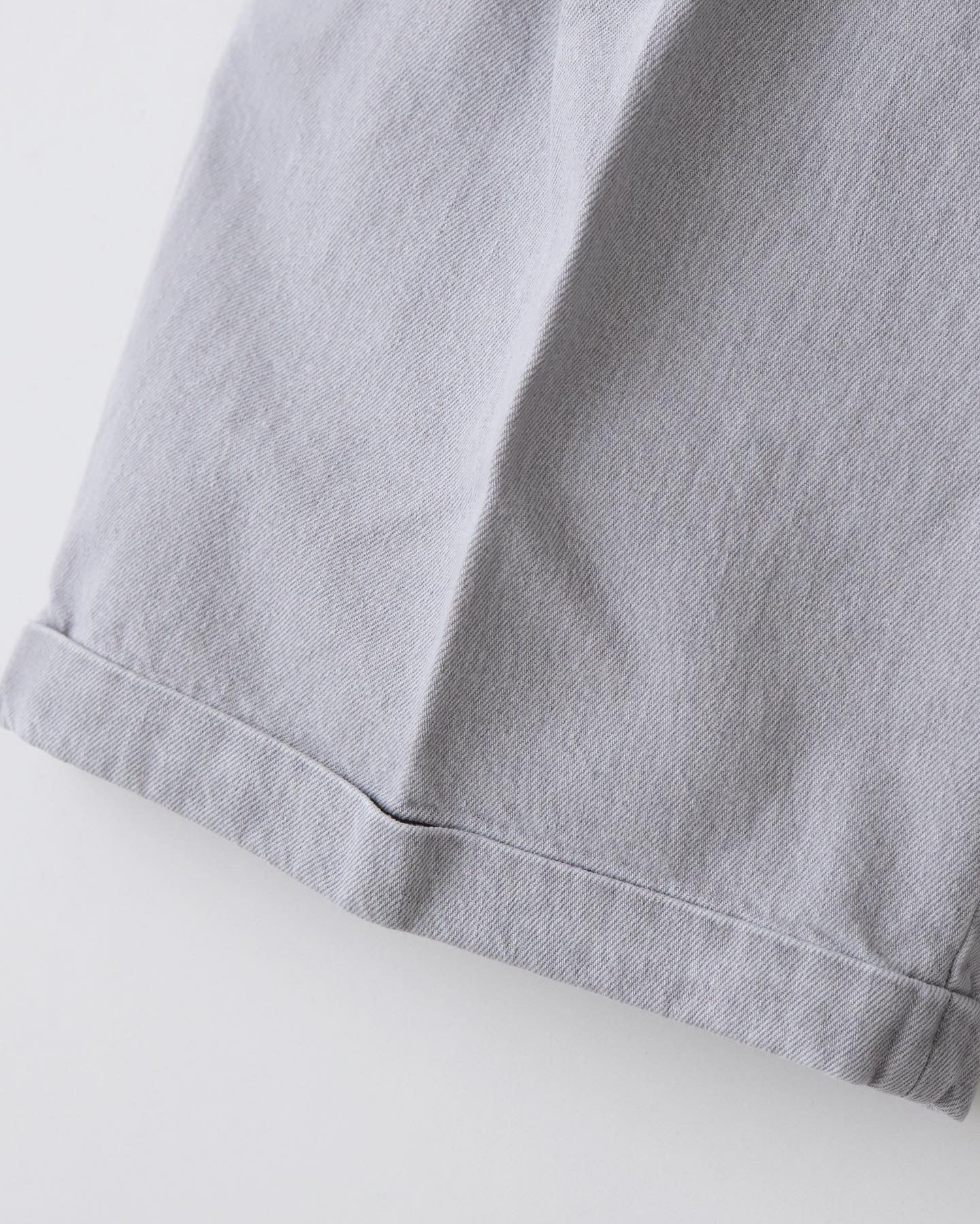 FARAH｜THREE-TUCK WIDE SHORTS / DENIM