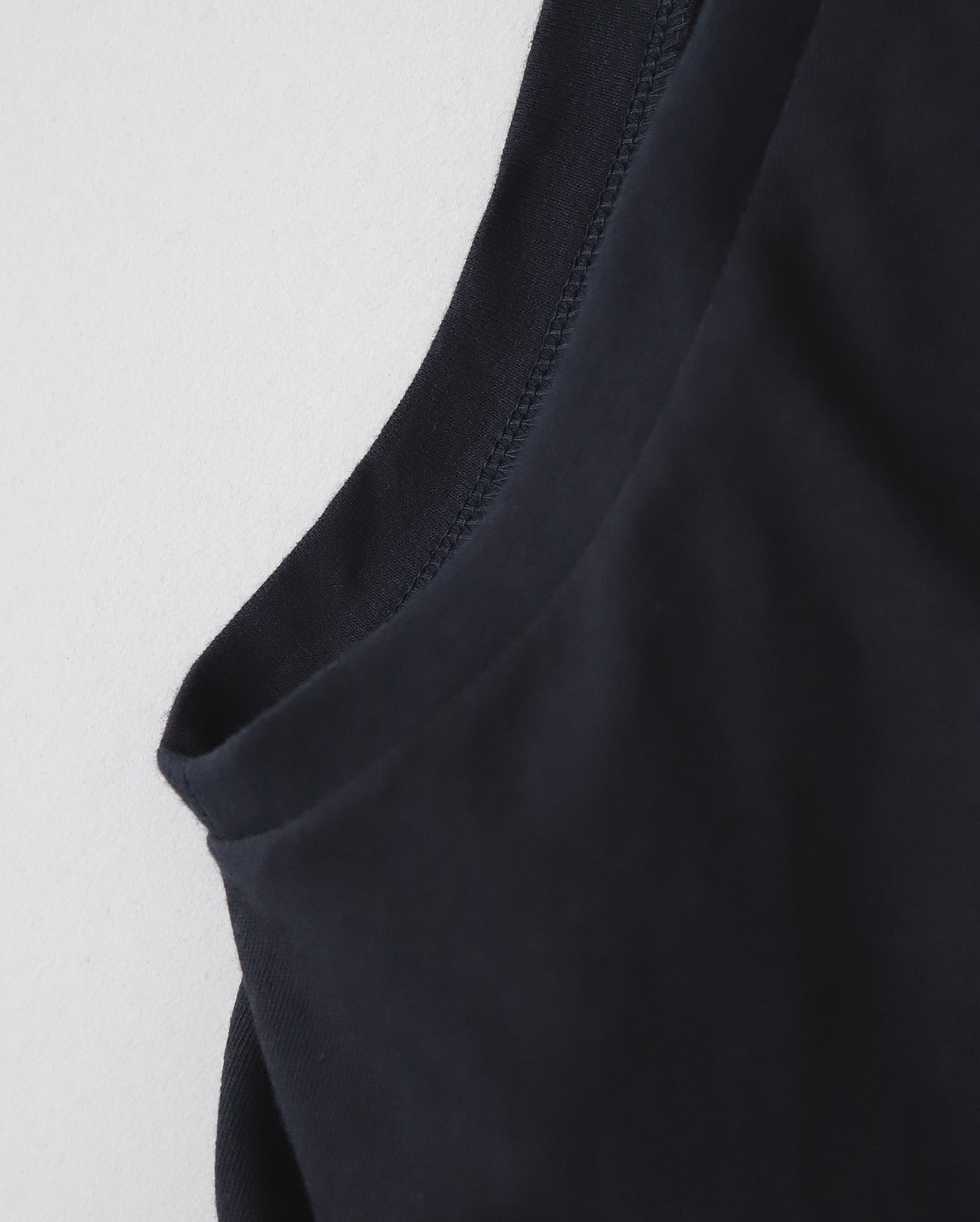 NO-SLEAVE TOPS
