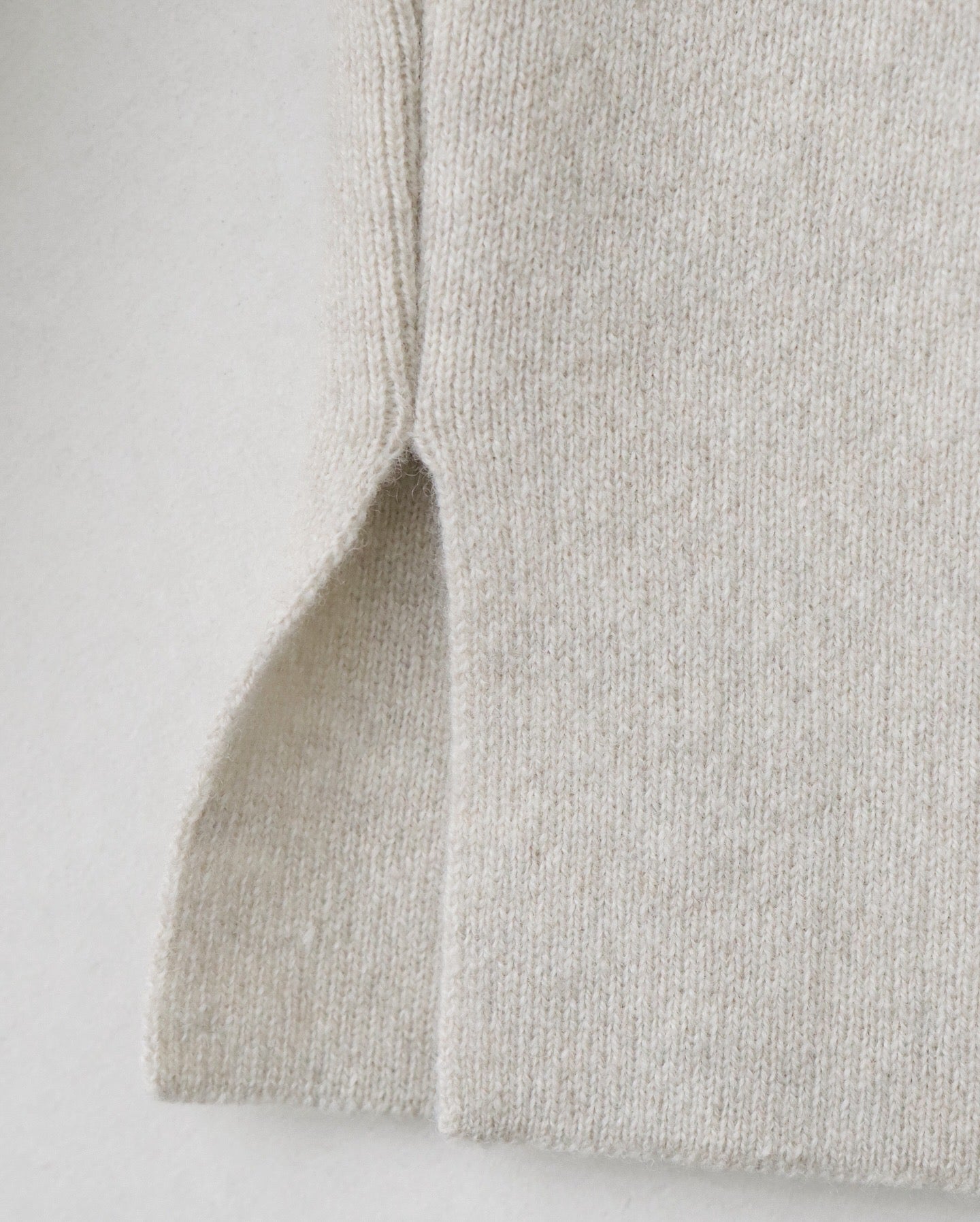 V-NECK CARDIGAN｜LAMS WOOL INTERLOCK KNITTED
