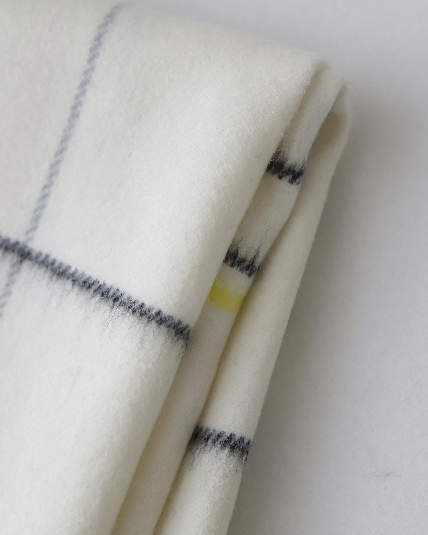 LAMBS WOOL CHECK STOLE