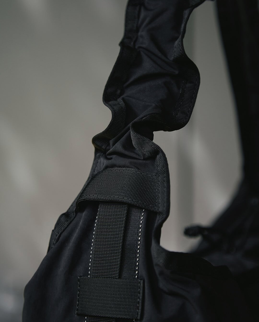 BRIEFINGS SLING BAG｜ESTER CORDURA DIA RIP × SUEDE NYLON ESTER
