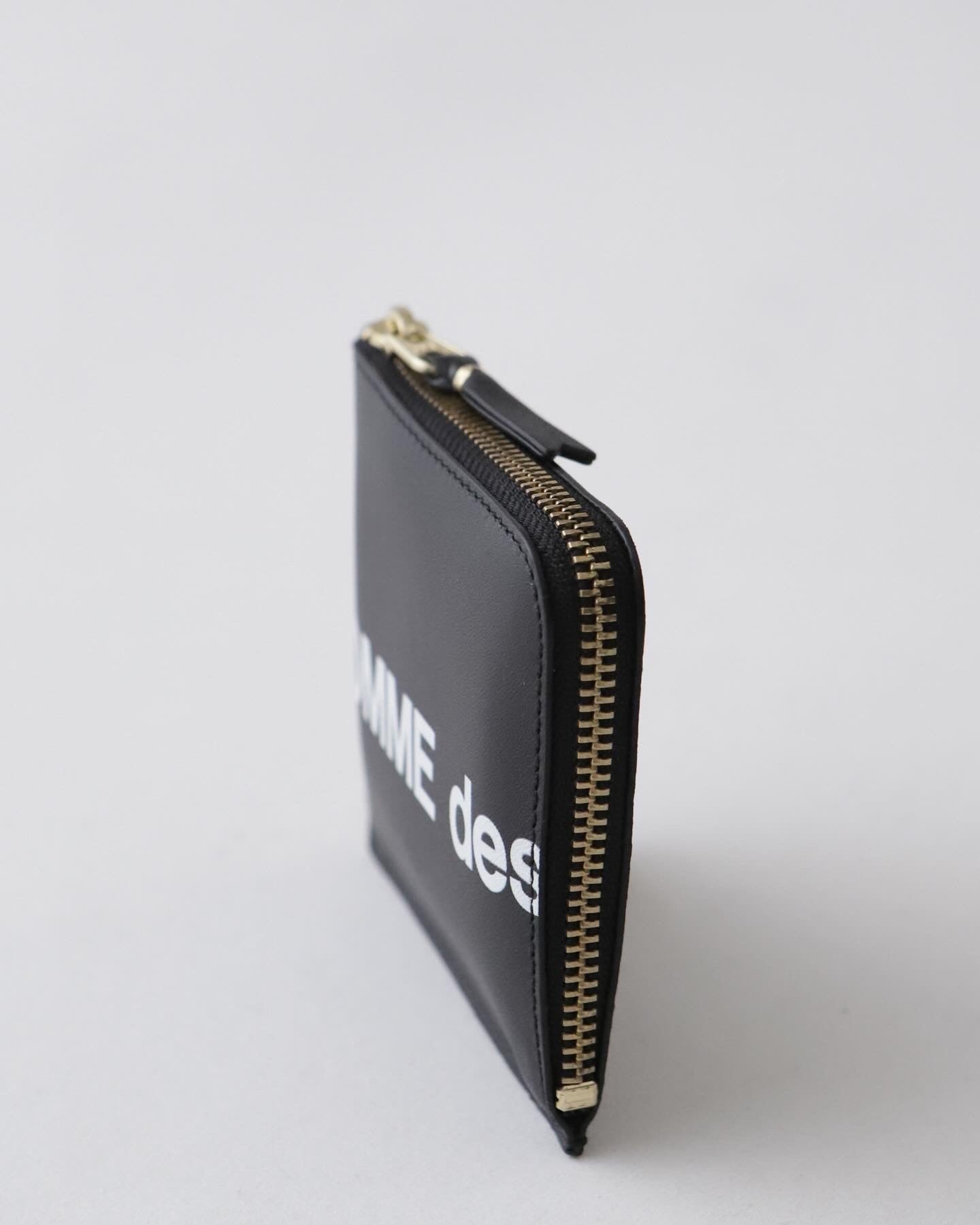 HUGE LOGO ZIP WALLET