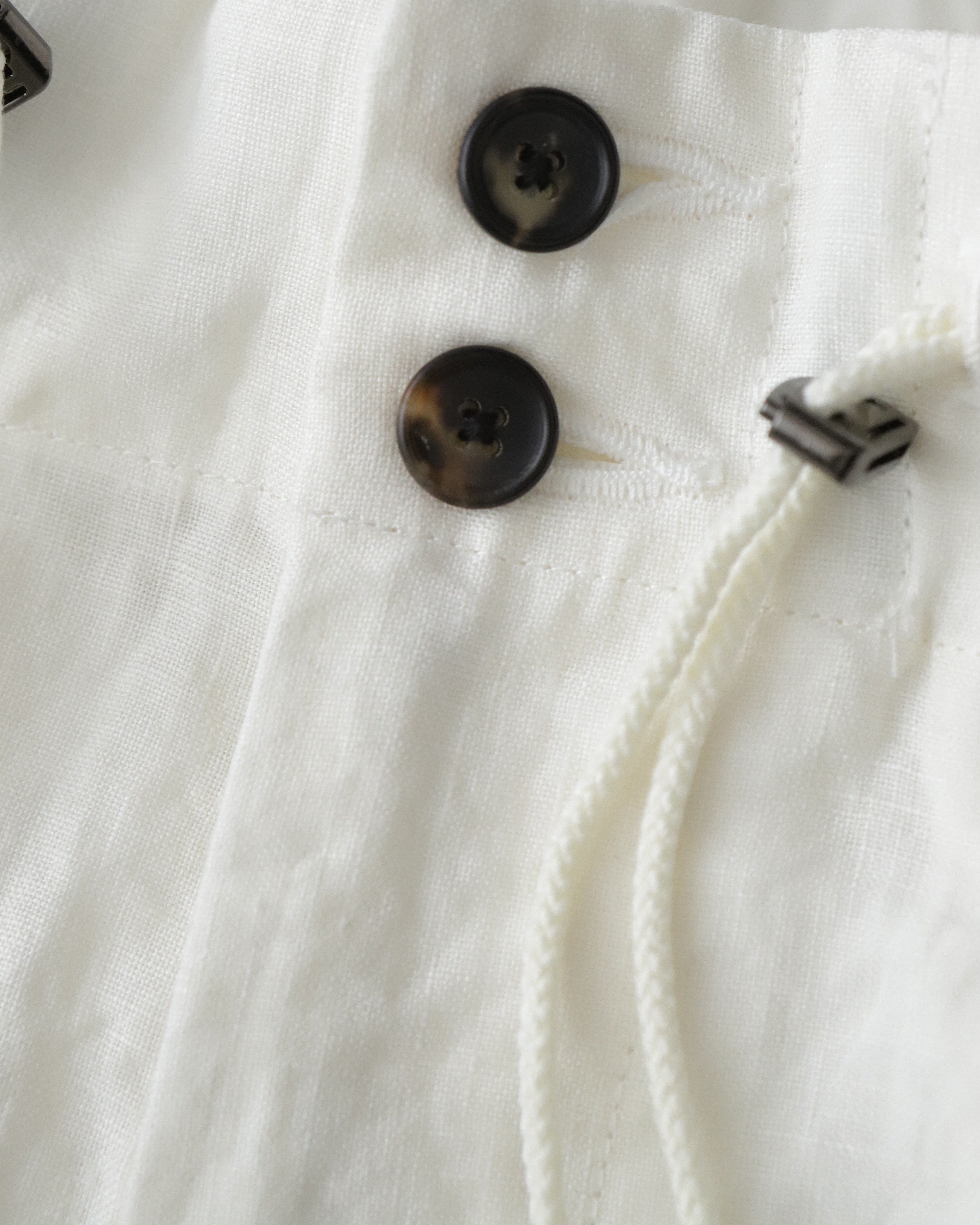 Sillage CIRCULAR SHORT PANTS LINEN WHITE WITH SUSPENDERS – NCNR 