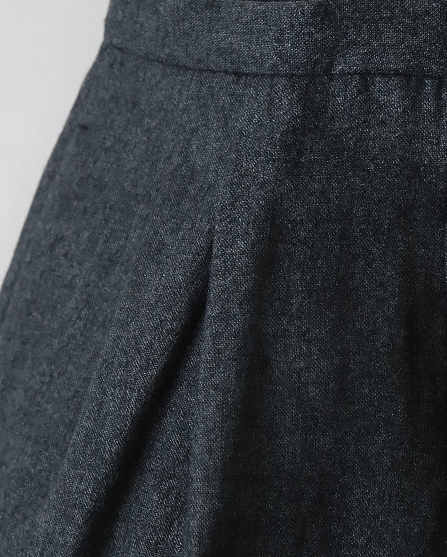 LINEN WOOL TWILL TUCKED EASY PANTS（WOMEN）