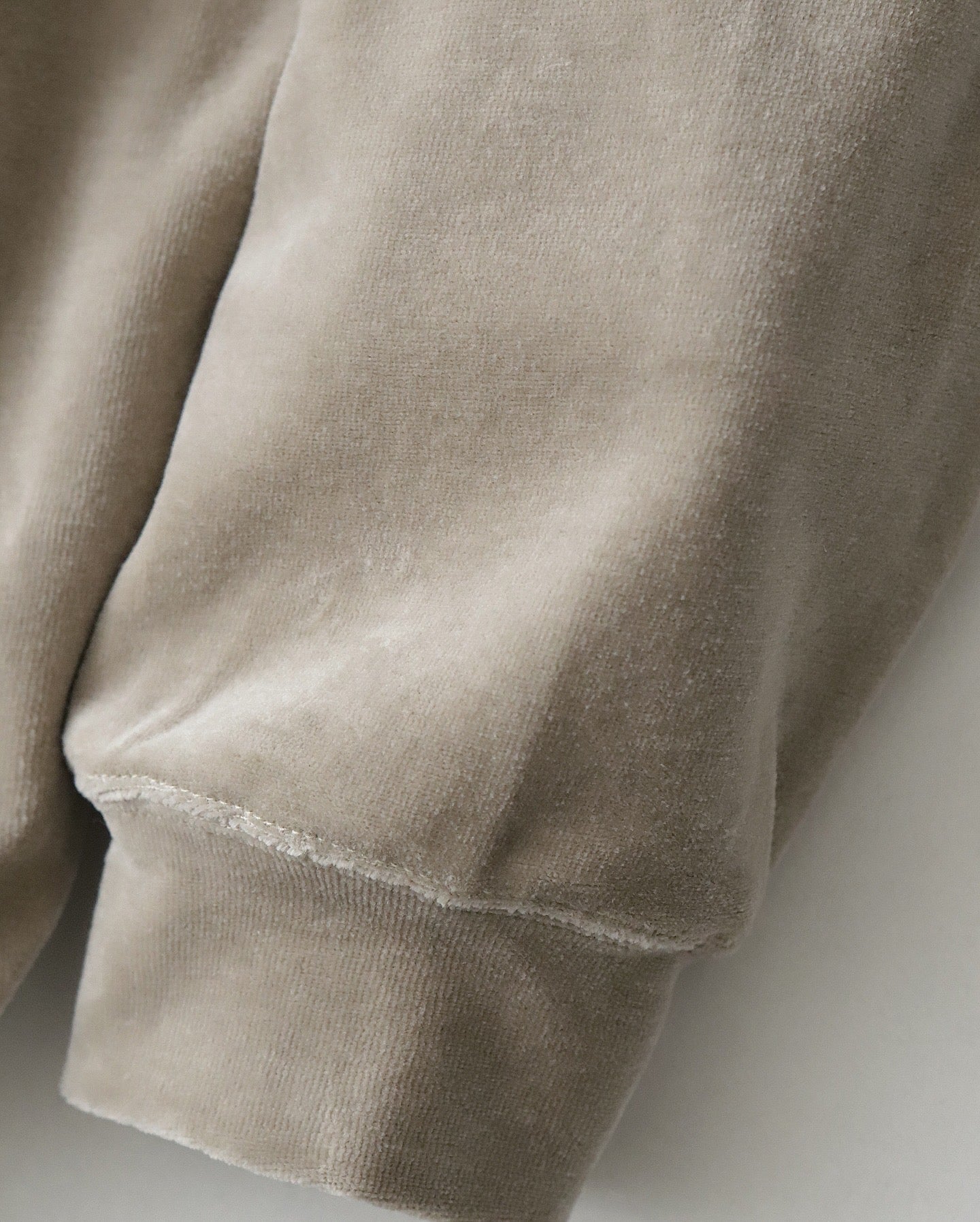 COMPACT VELOUR MOCK NECK