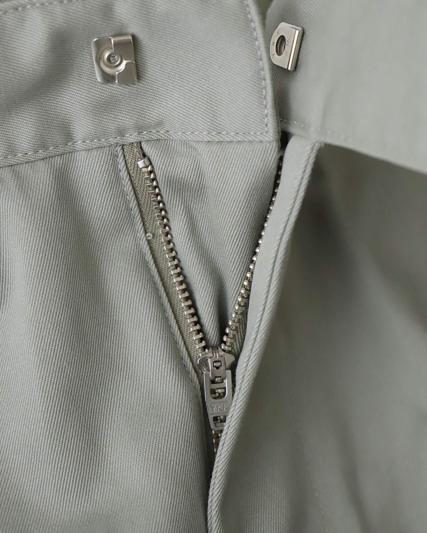 OUT TUCK WIDE TAPERED PANTS