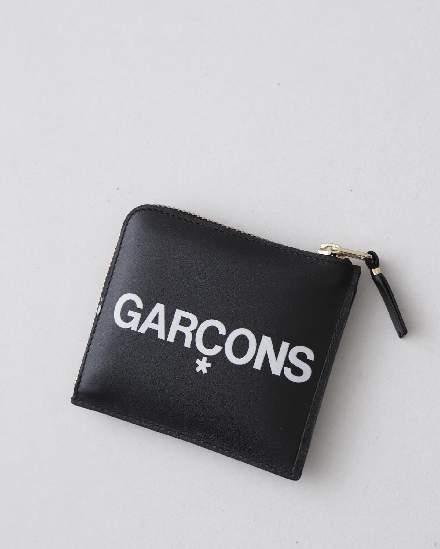 HUGE LOGO ZIP WALLET