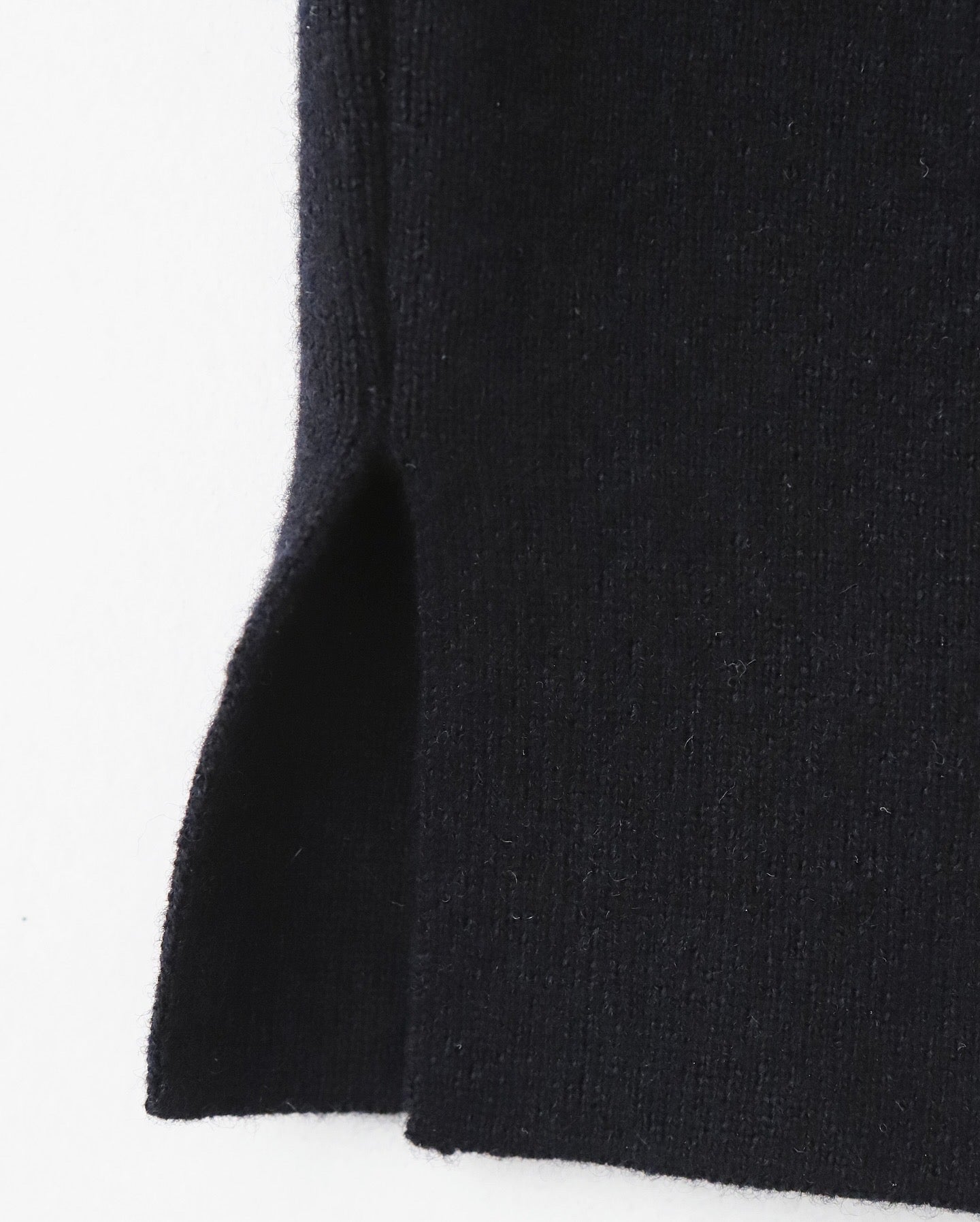 V-NECK CARDIGAN｜LAMS WOOL INTERLOCK KNITTED