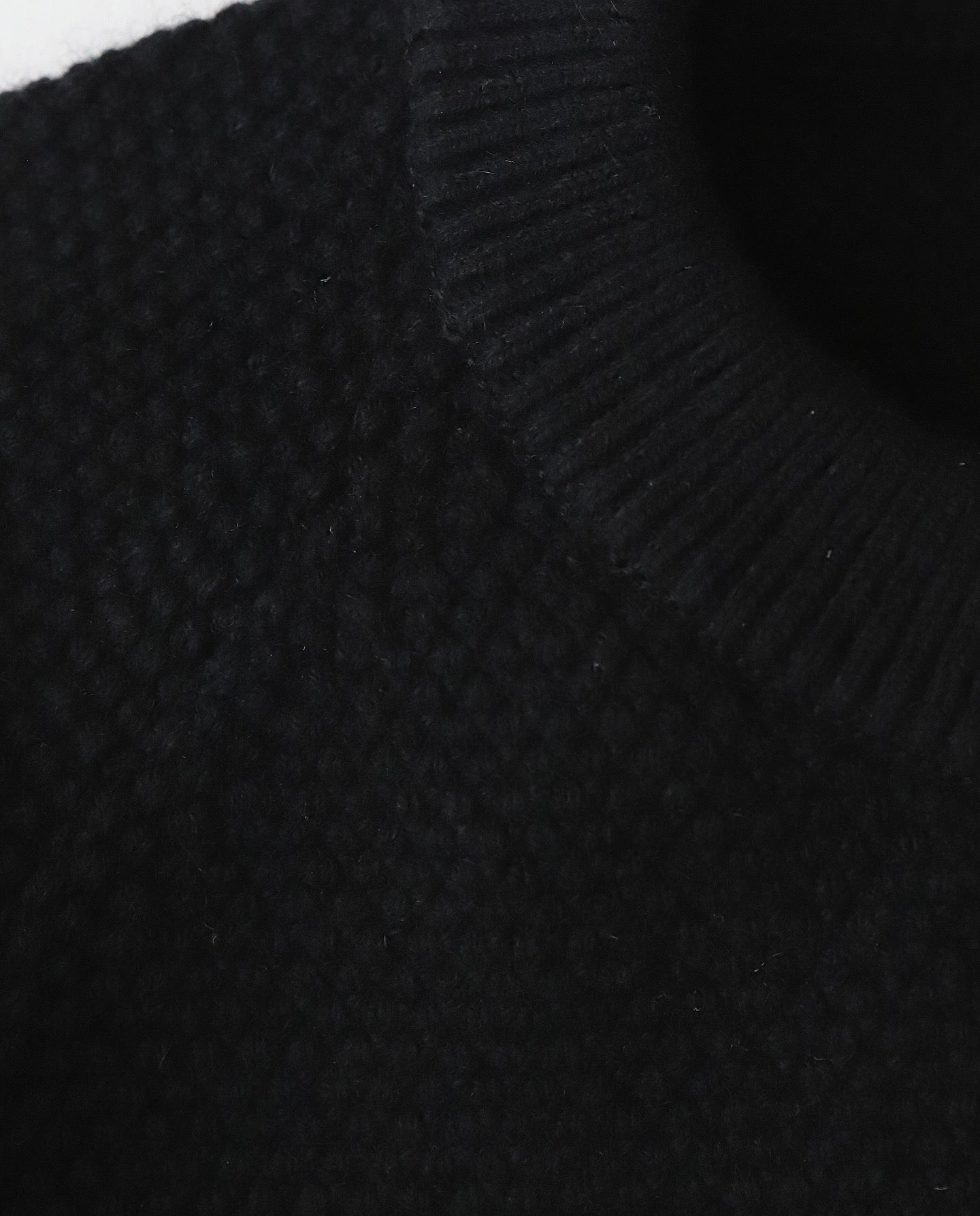 LAMBS WOOL CREWNECK SWEATER