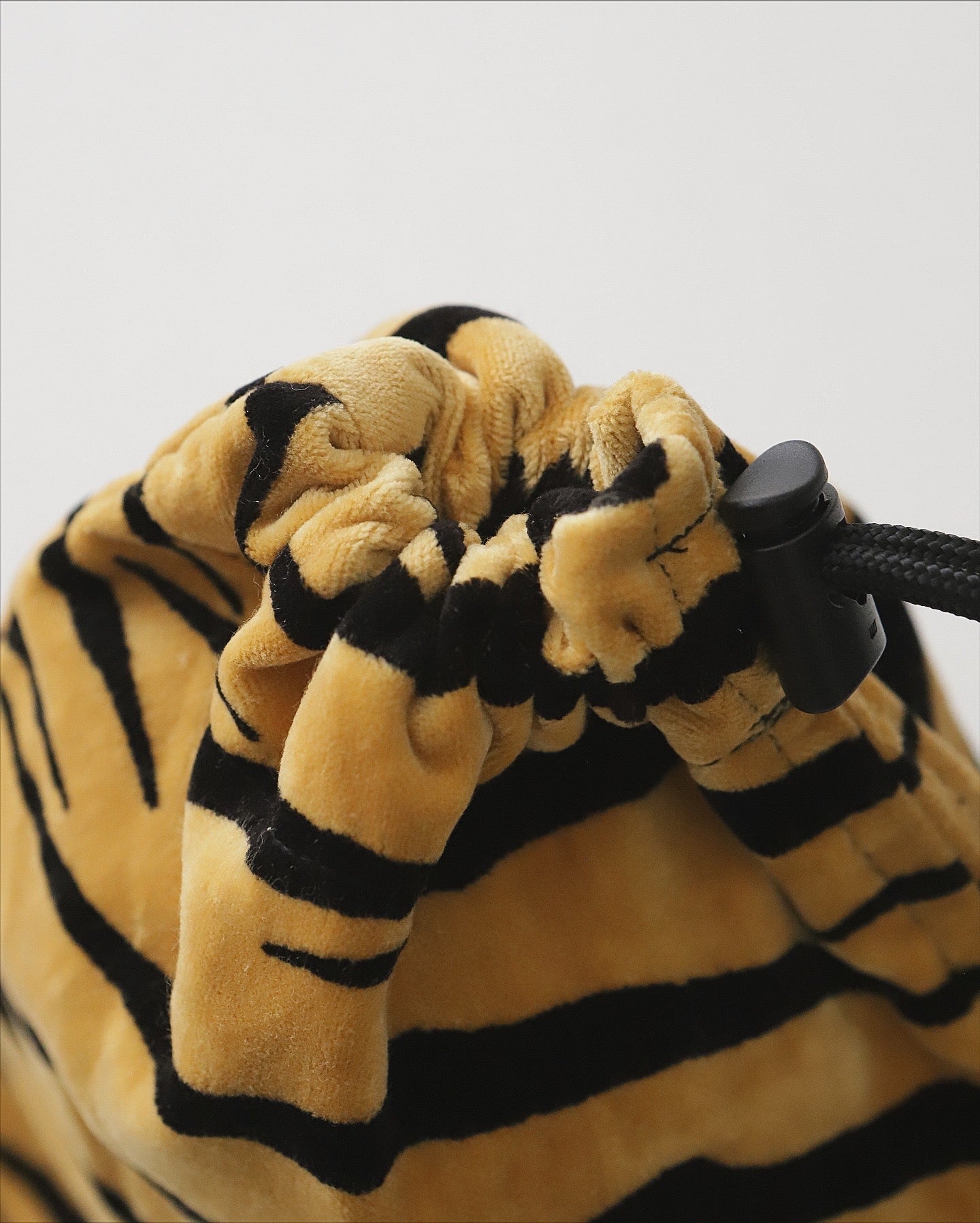 TIGER VELOUR DRAWSTRING BAG