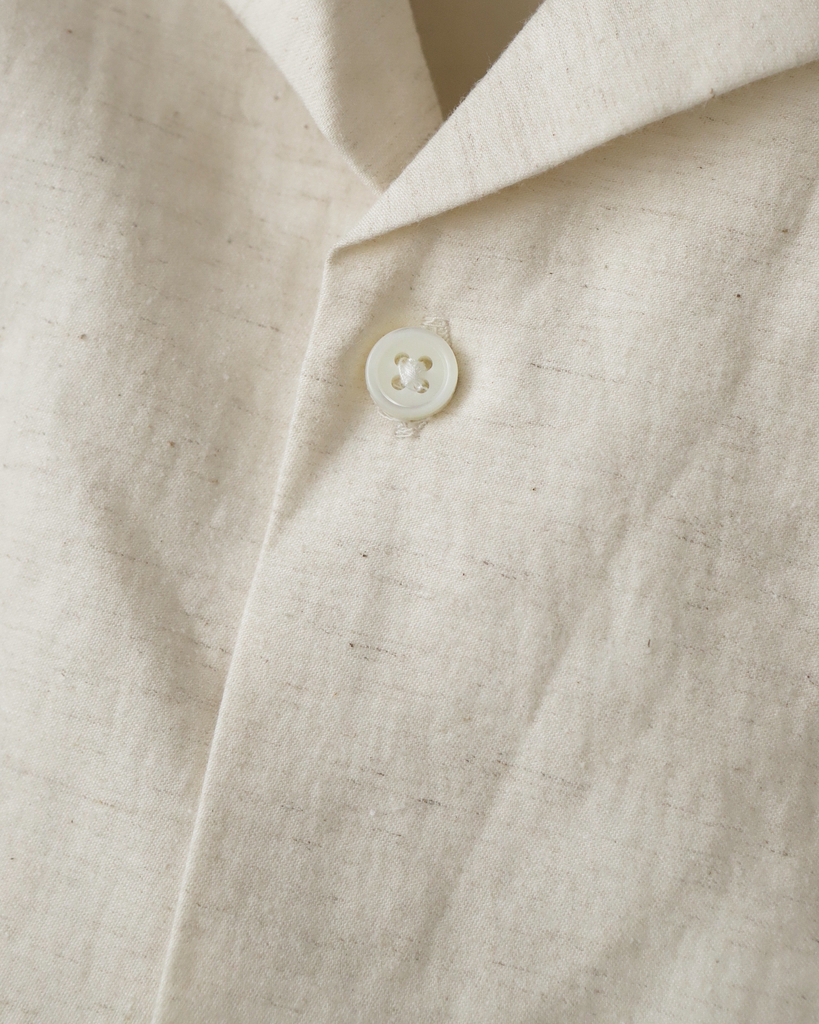 Sillage RE-ENGINEERED OVERSHIRT SHORT SLEEVE BACK SATIN NATURAL