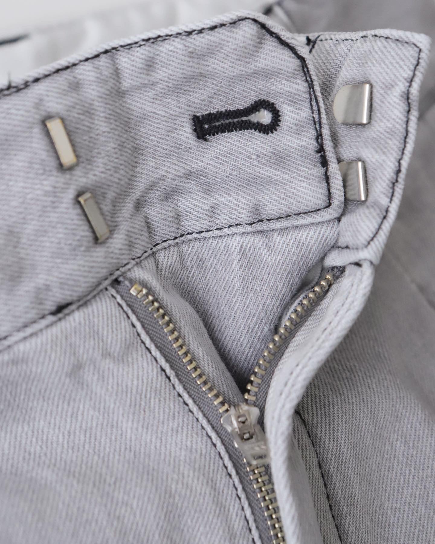 FARAH｜THREE-TUCK WIDE SHORTS / DENIM