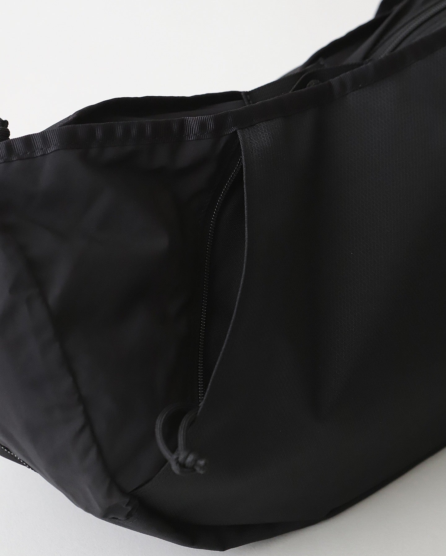 BRIEFINGS SLING BAG｜ESTER CORDURA DIA RIP × SUEDE NYLON ESTER