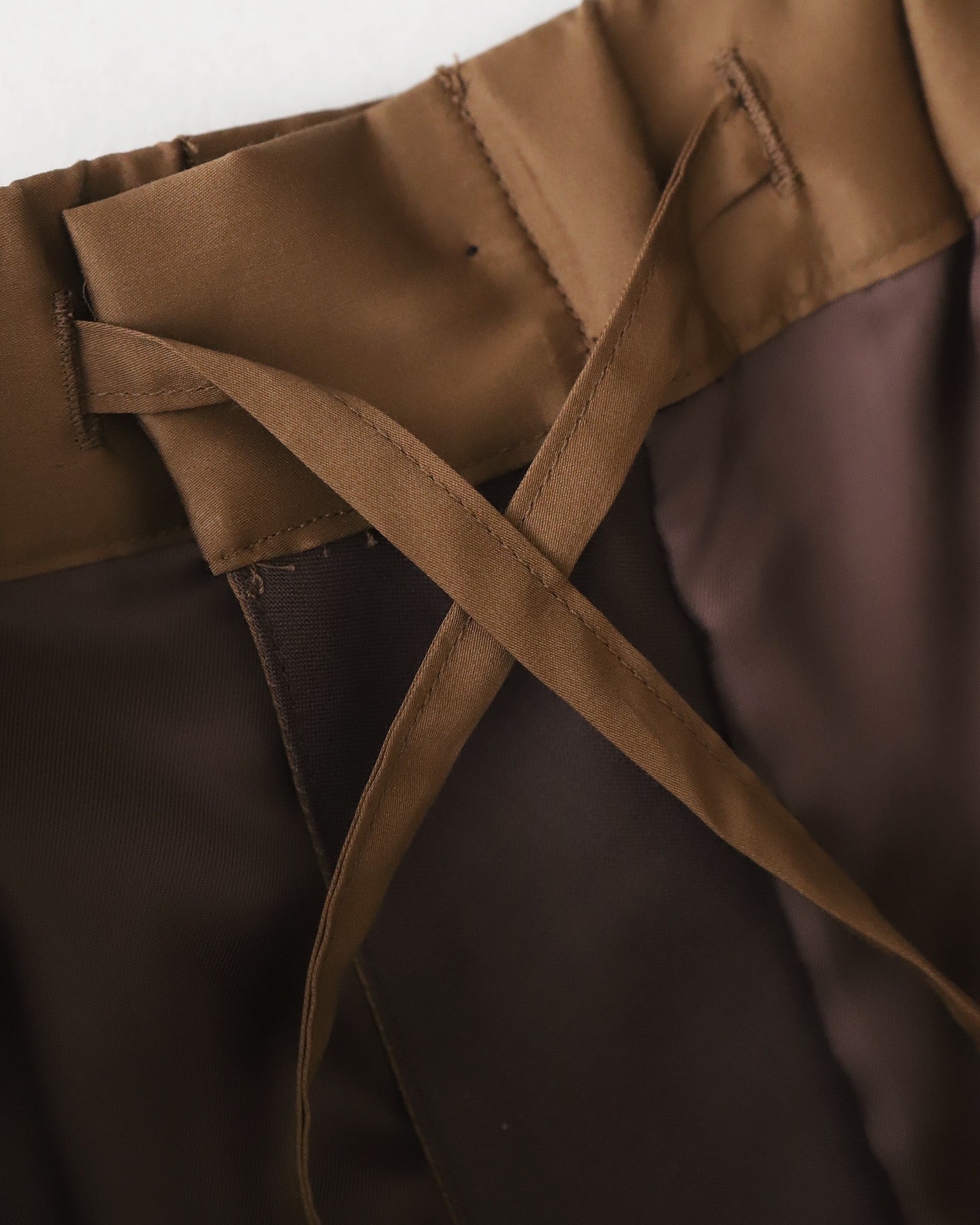 SILICON POPLIN TWO TUCK EASY PANTS