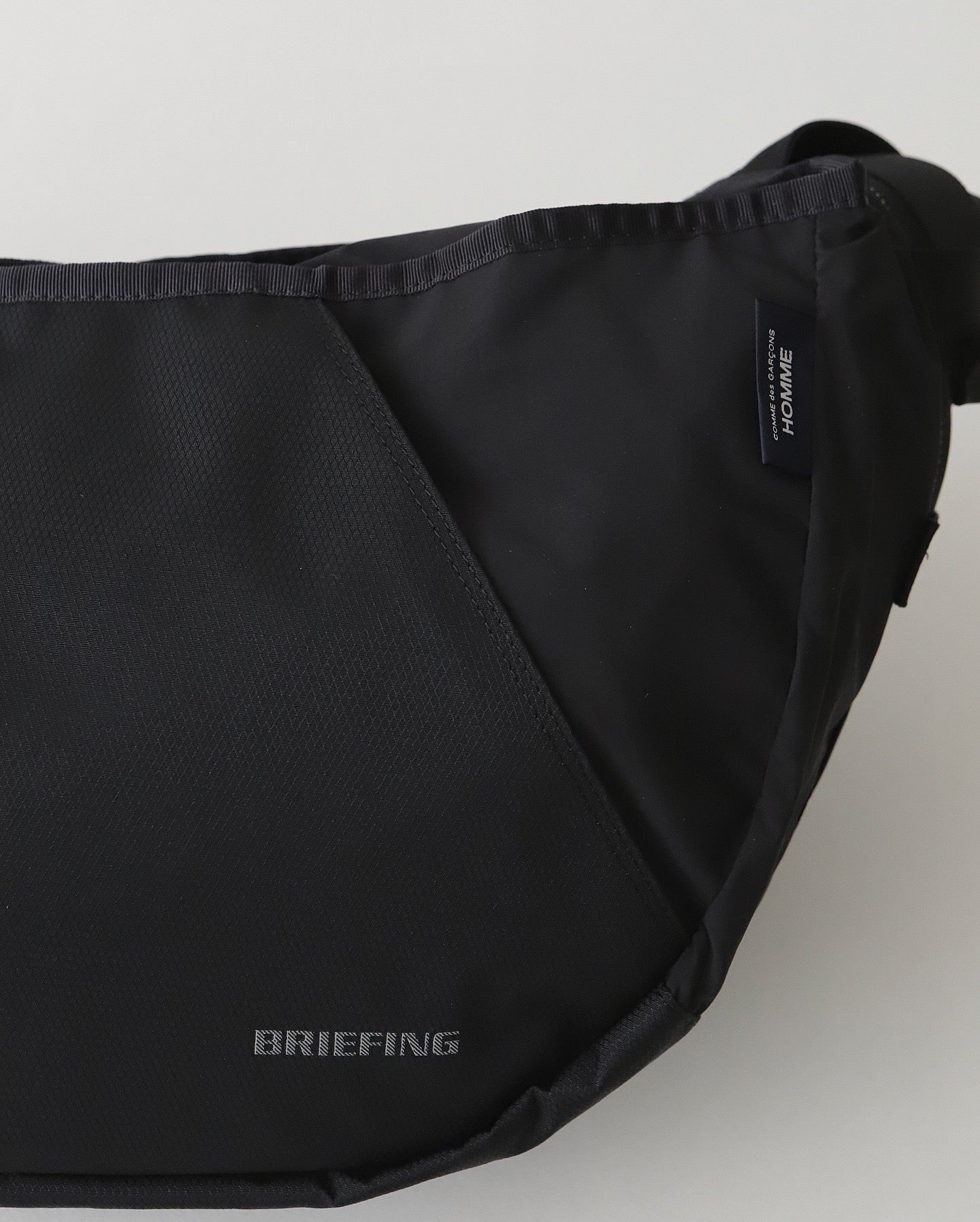 BRIEFINGS SLING BAG｜ESTER CORDURA DIA RIP × SUEDE NYLON ESTER