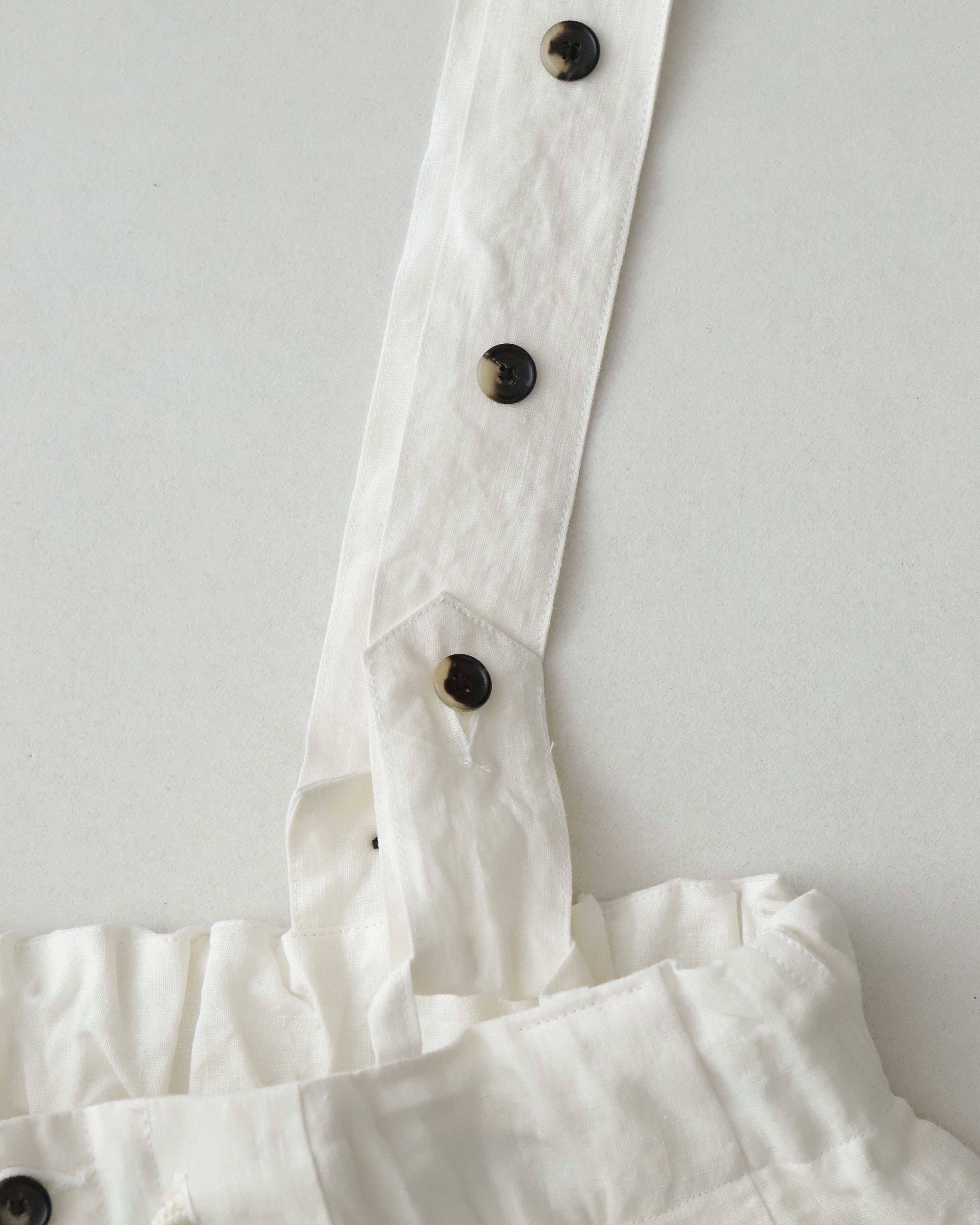 Sillage CIRCULAR SHORT PANTS LINEN WHITE WITH SUSPENDERS – NCNR 