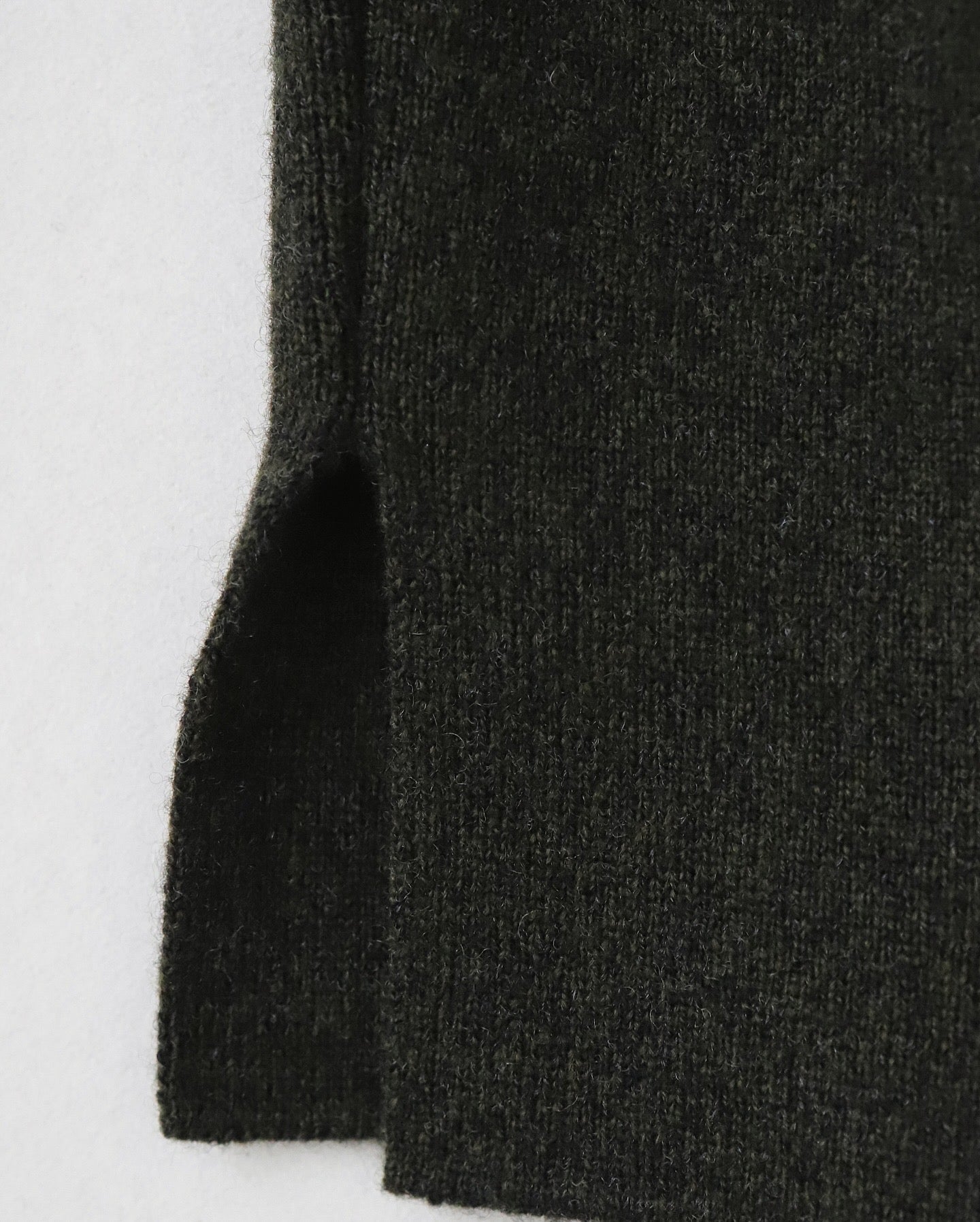 V-NECK CARDIGAN｜LAMS WOOL INTERLOCK KNITTED