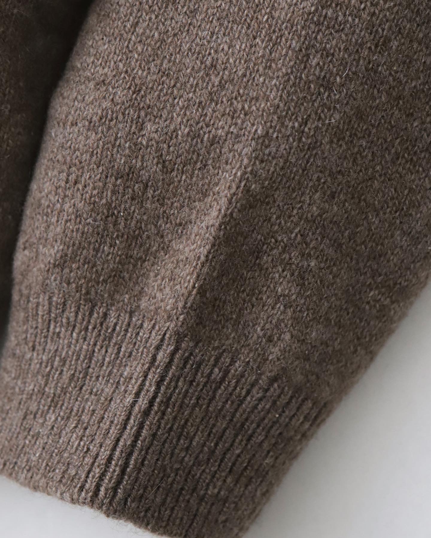 NATURAL CASHMERE CREWNECK SWEATER