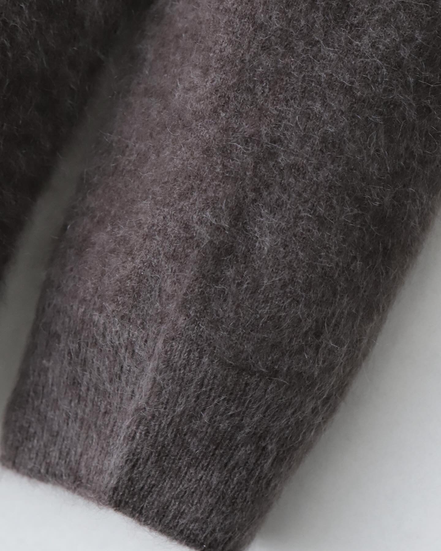 ROYAL CASHMERE FUR VNECK SWEATER（WOMEN）