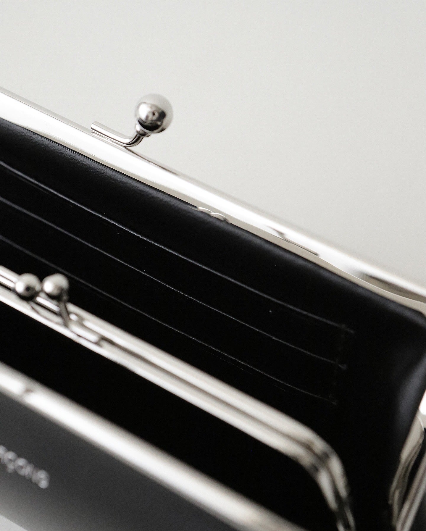 KISS CLASP MEDIUM