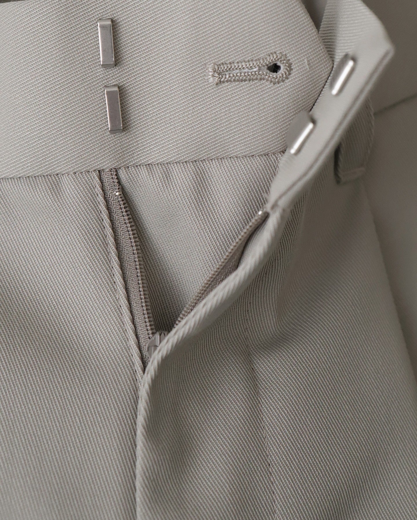 TECHNO WOOL NYLON TWO TUCK WIDE PANTS（WOMEN）