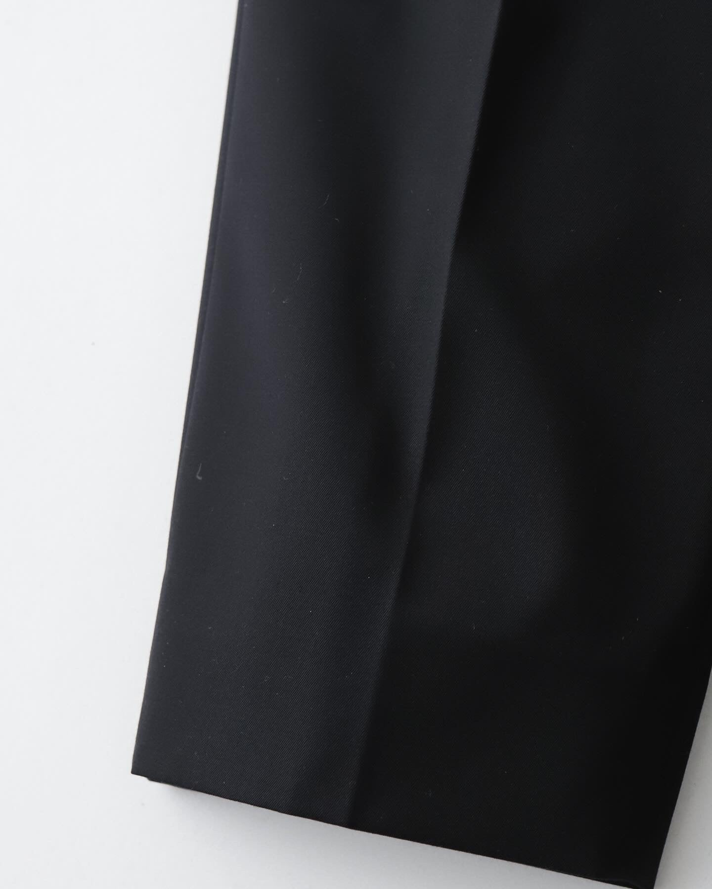 COMPACT WOOL TAPERED  TUCK PANTS（WOMEN）
