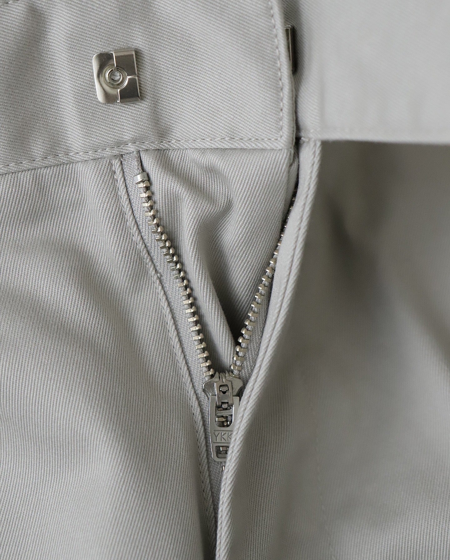 OUT TUCK WIDE TAPERED PANTS