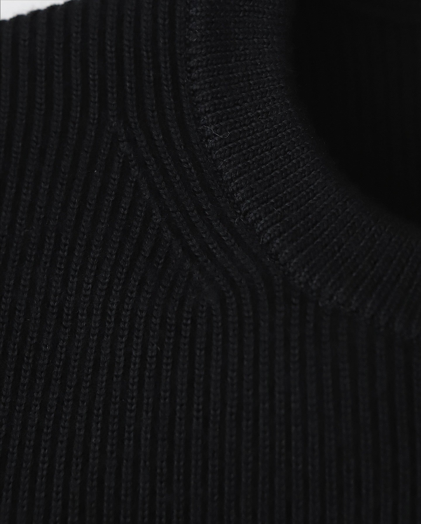 HIGH DENSITY CREW NECK KNIT