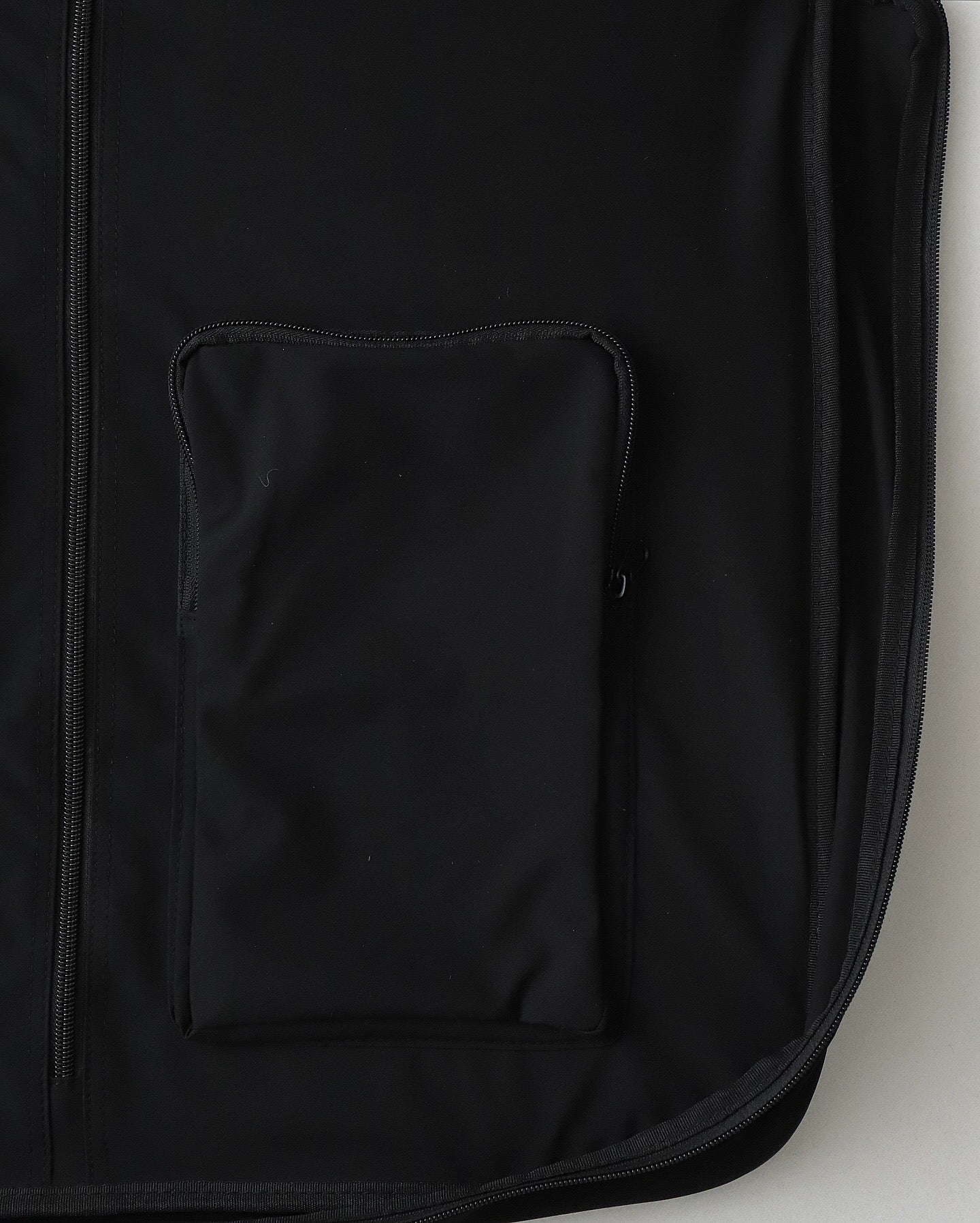 MULTI POCKET GARMENT BAG