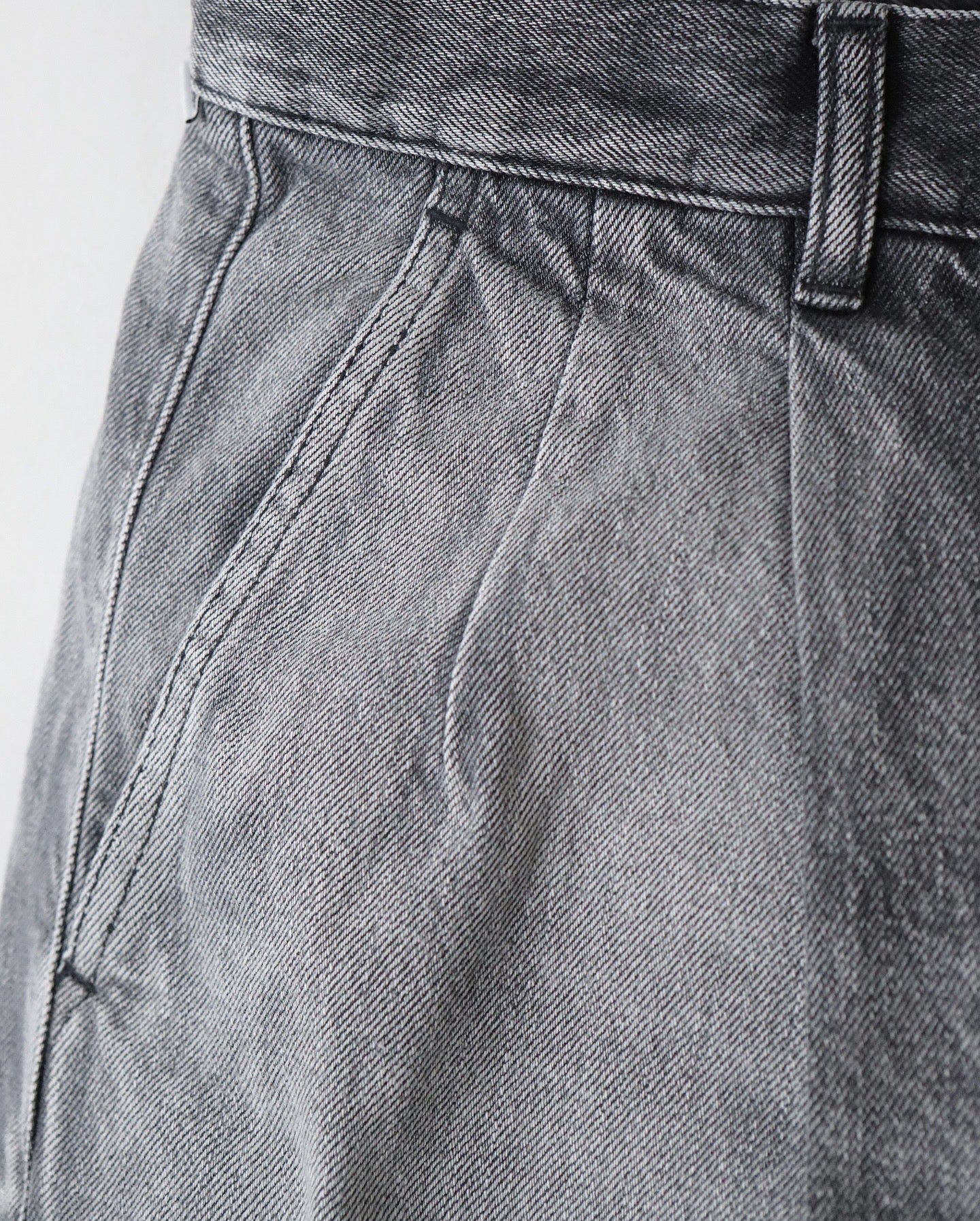 SELVAGE DENIM TWO TUCK TAPERED PANTS