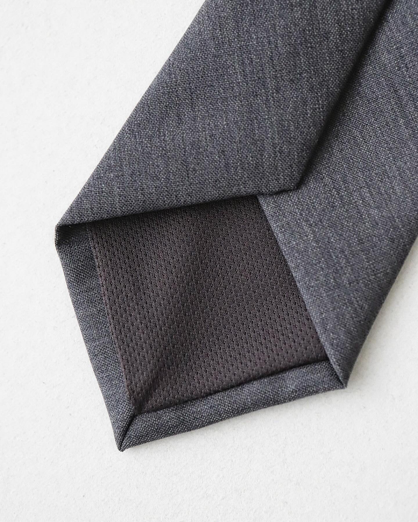 UNLIKELY TIE MOHAIR