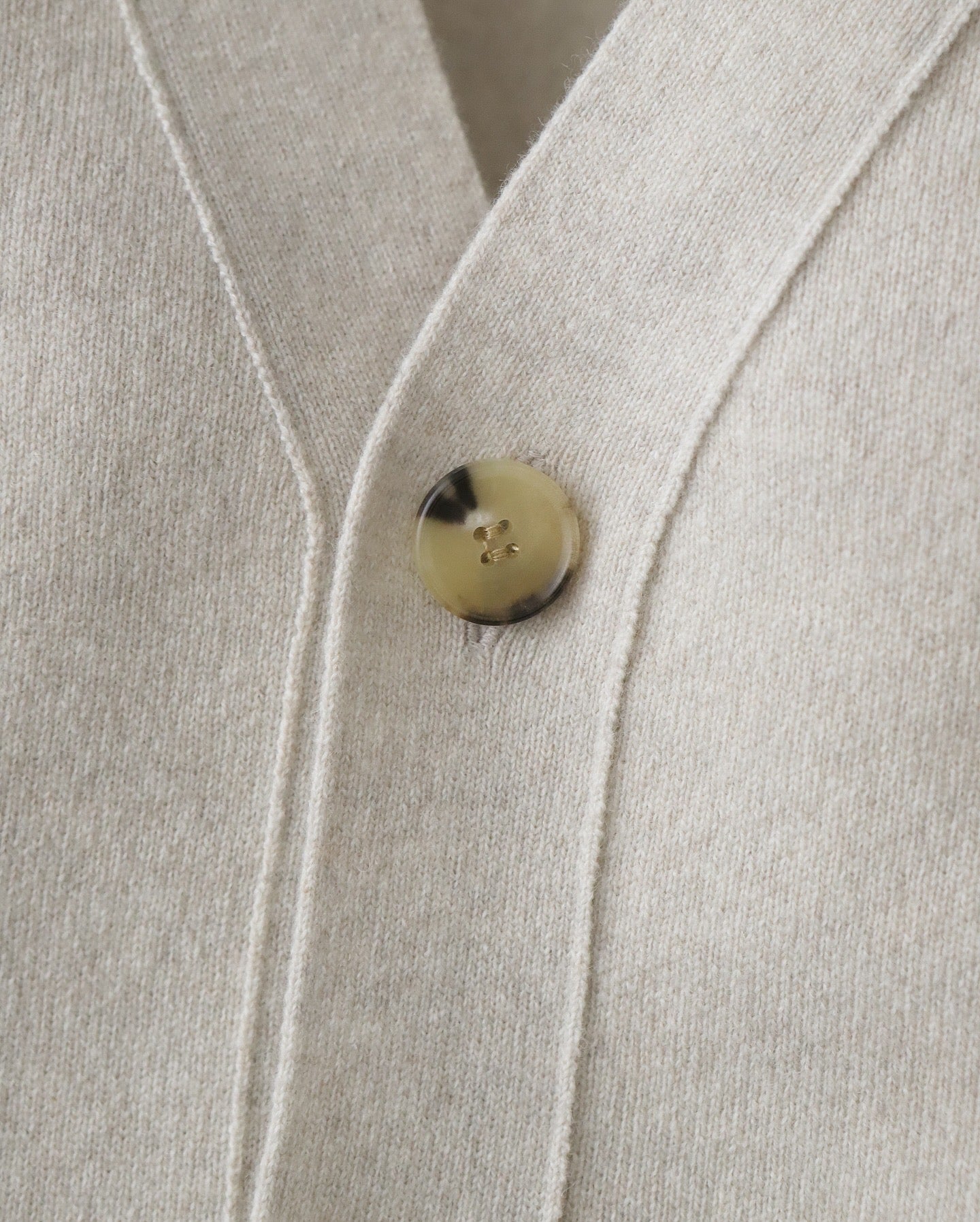 V-NECK CARDIGAN｜LAMS WOOL INTERLOCK KNITTED