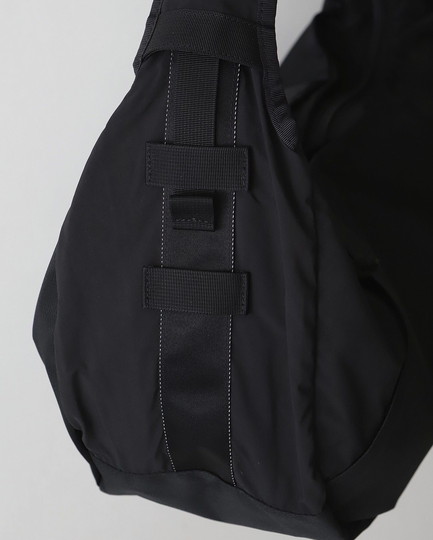 BRIEFINGS SLING BAG｜ESTER CORDURA DIA RIP × SUEDE NYLON ESTER