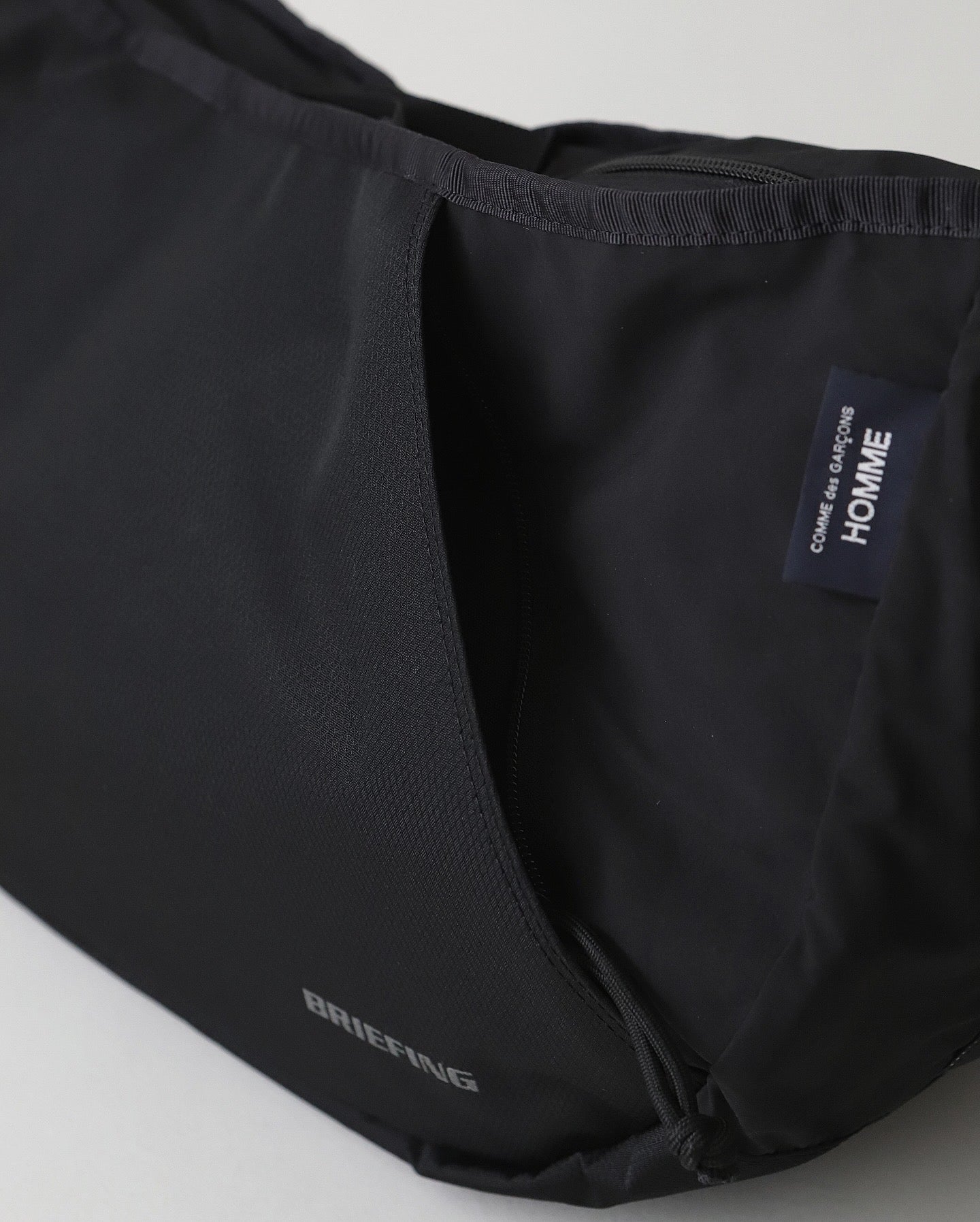 BRIEFINGS SLING BAG｜ESTER CORDURA DIA RIP × SUEDE NYLON ESTER