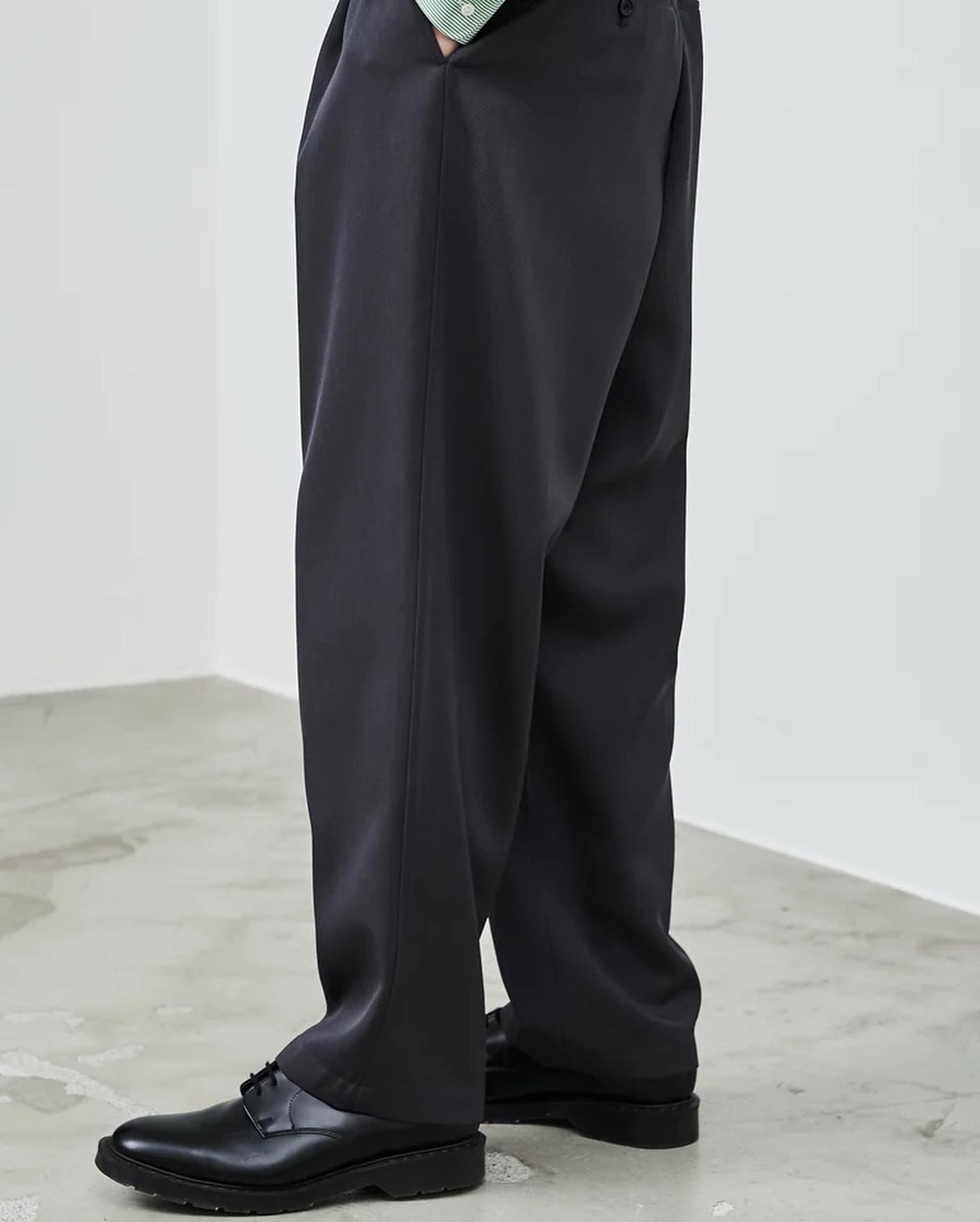 SCALE OFF WOOL TAPERED TROUSERS