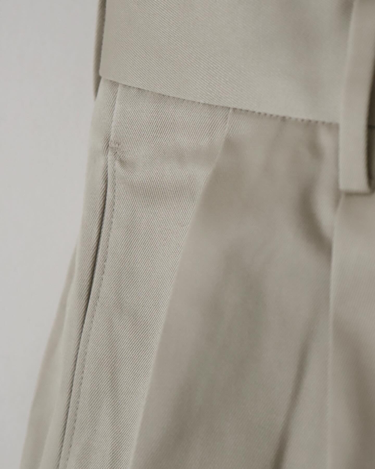 DOUBLE PLEATED CHINO TROUSERS