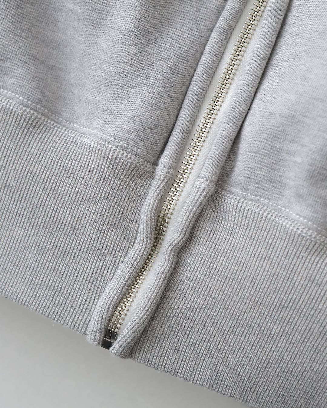 UNLIKELY SIMPLE SWEAT ZIP UP HOODIE